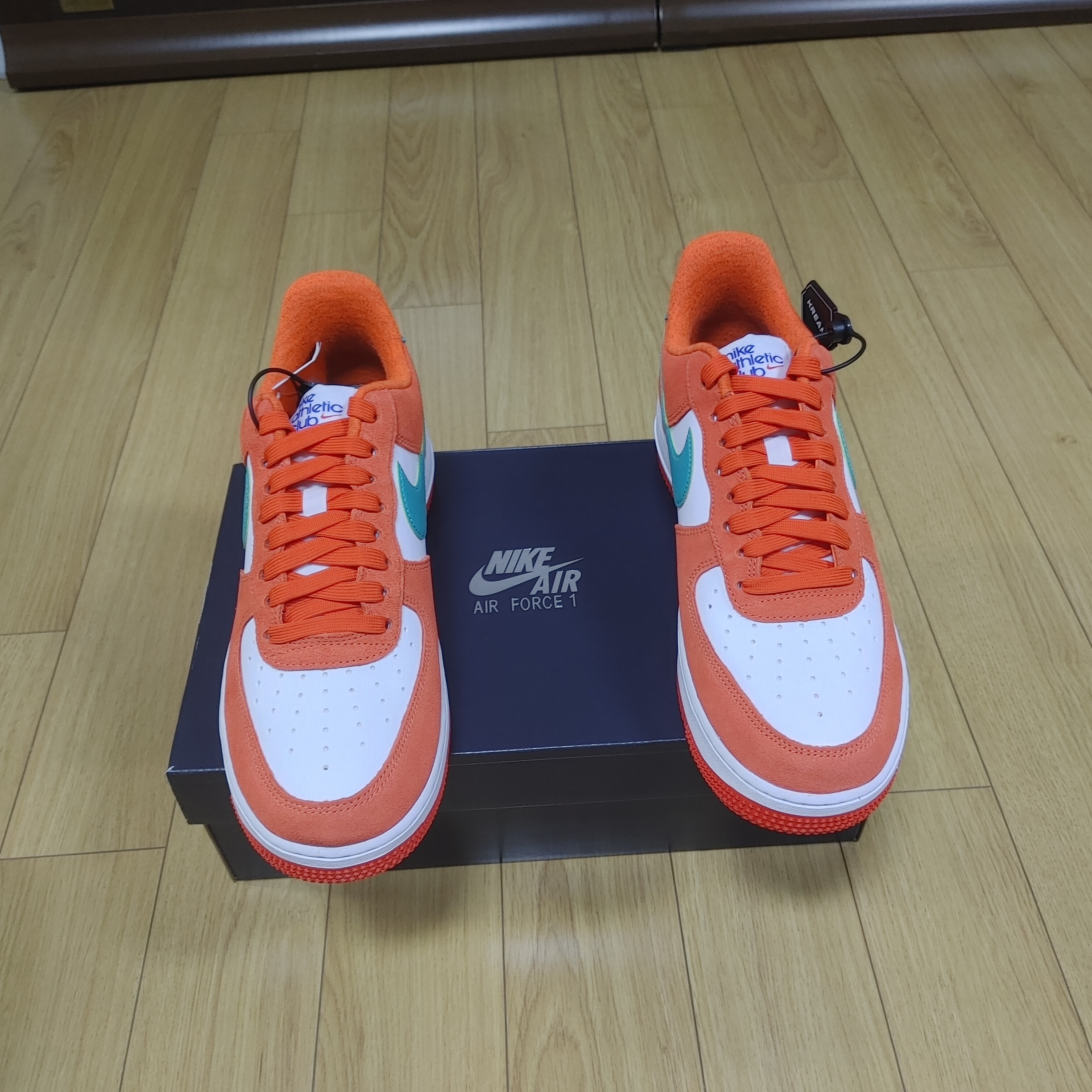 Nike Air Force 1 '07 LV8 Athletic Club Rush Orange Washed Teal 착용 스타일 - 2