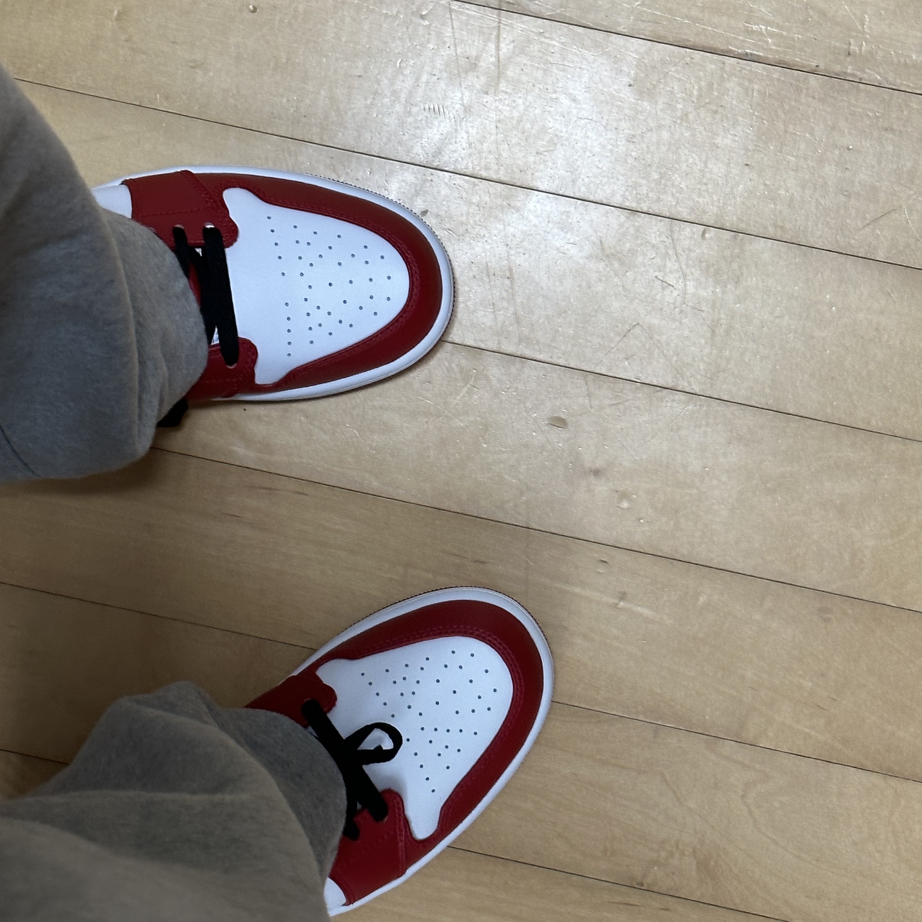 Jordan 1 Low White Gym Red Black 착용 스타일 - 3