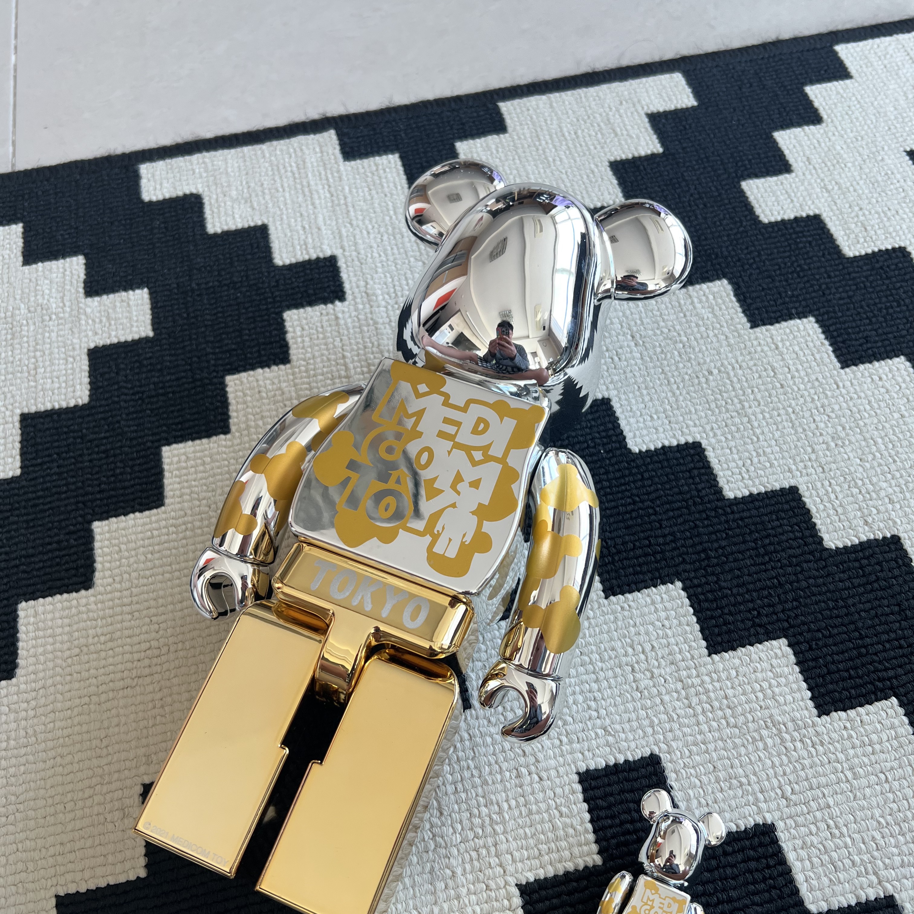 Bearbrick Happy Tokyo Silver Plate 100% & 400% Set 착용 스타일 - 3