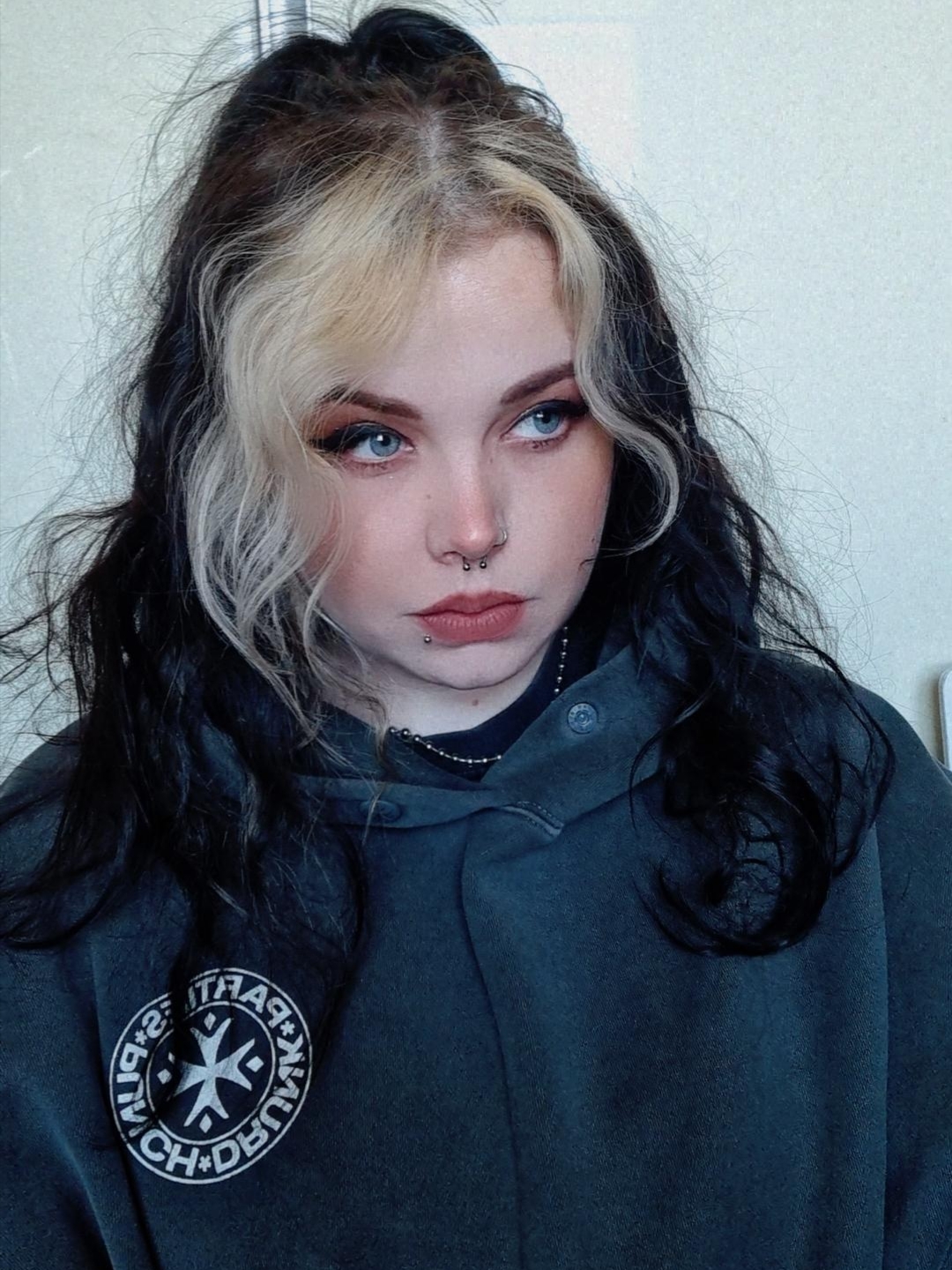 Punch Drunk Parties Circle Logo Garment Dyed Hoodie Charcoal 착용 스타일 - 3