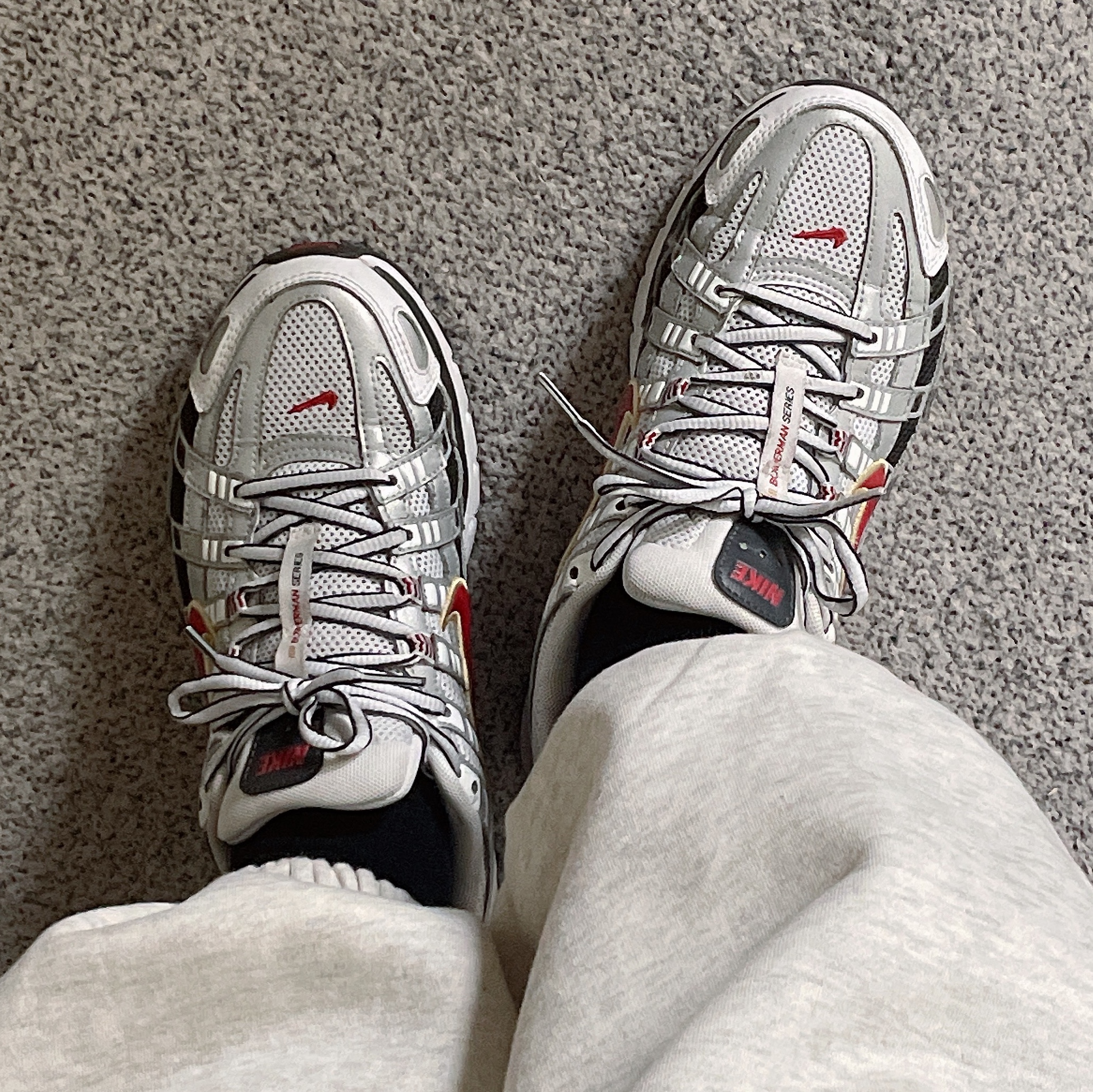 (W) Nike P-6000 Metallic Silver Red 착용 스타일