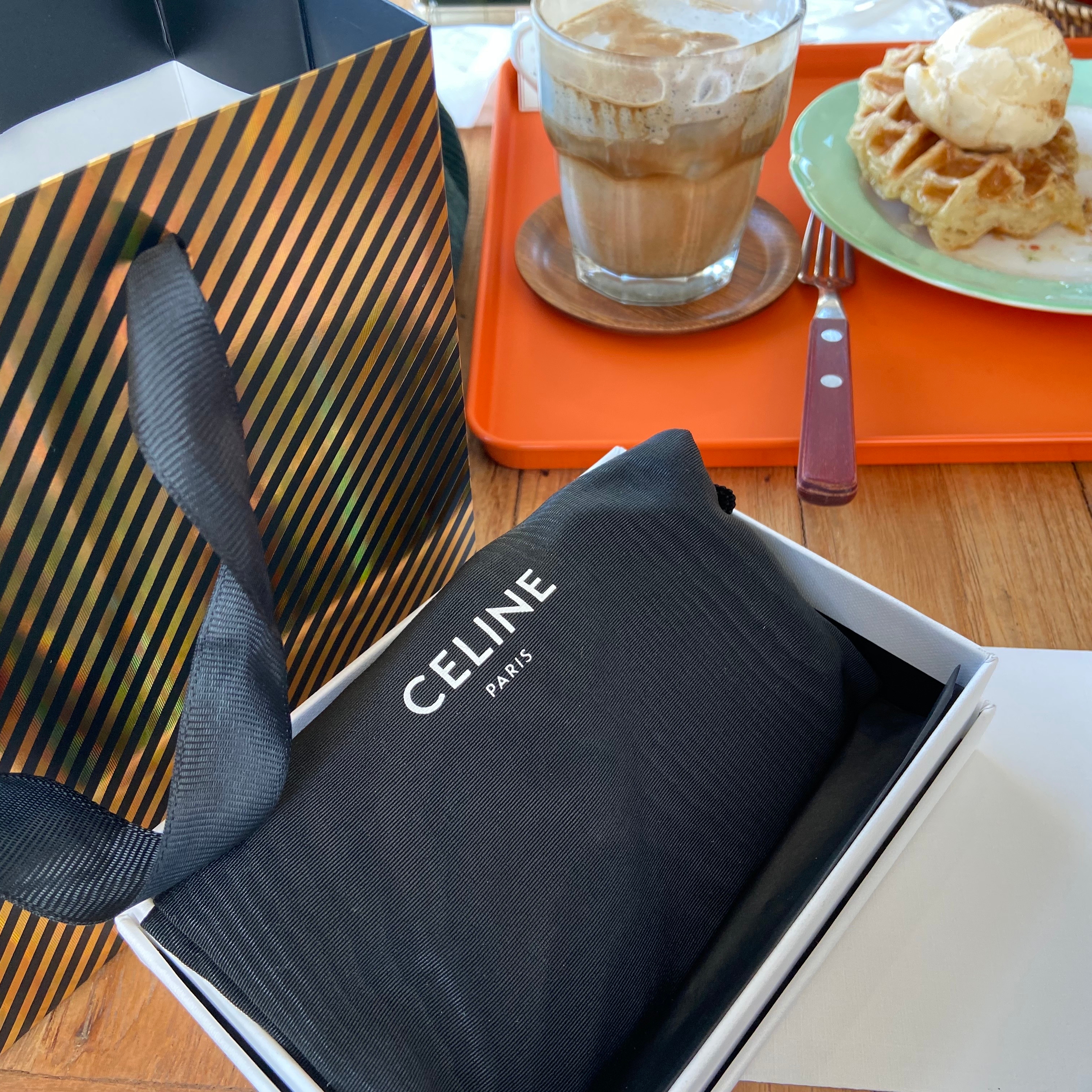 Celine Zipped Card Holder in Triomphe Canvas and Lambskin Tan 착용 스타일 - 2