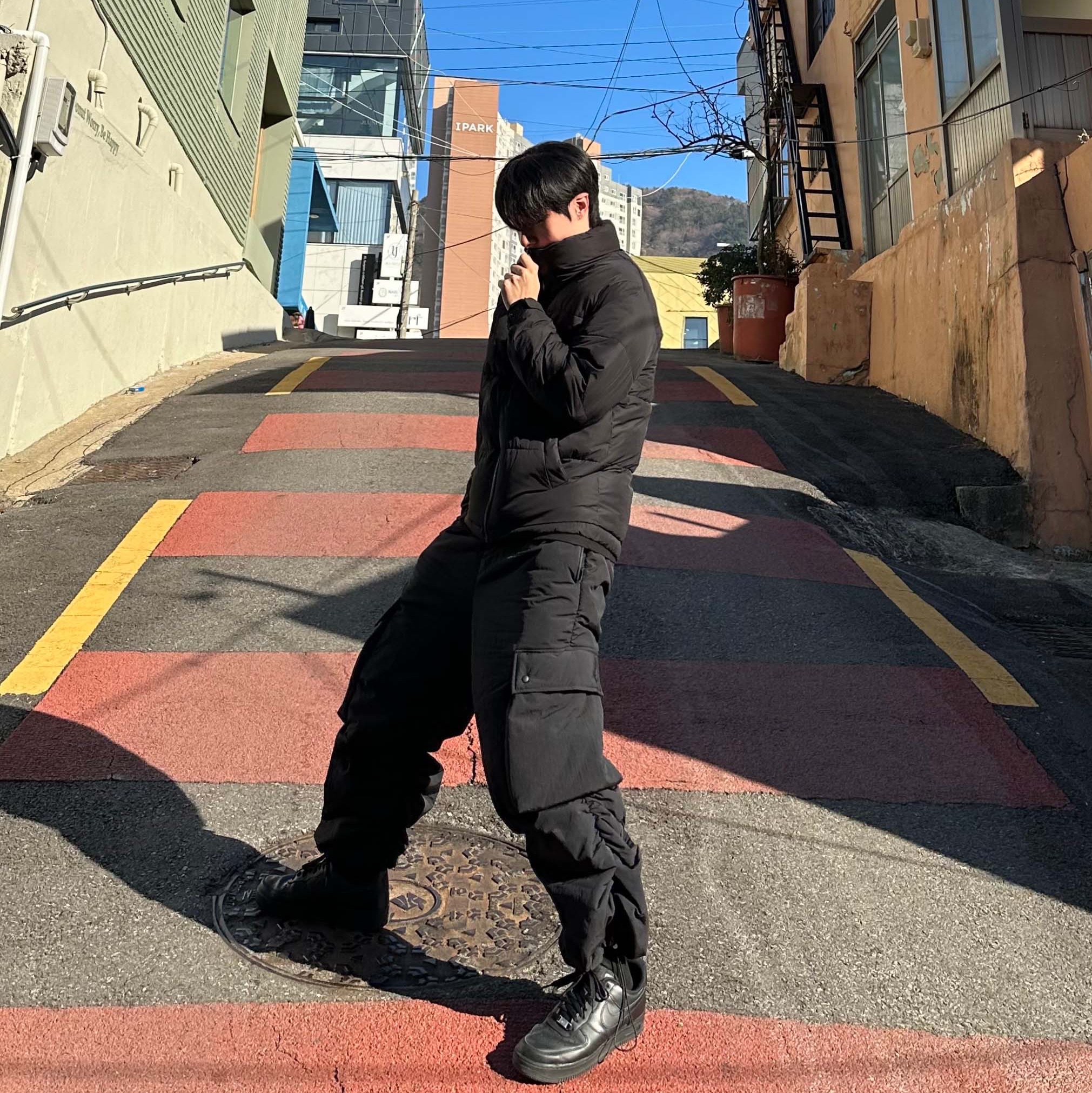 Nike Air Force 1 '07 Low Triple Black 착용 스타일 - 2