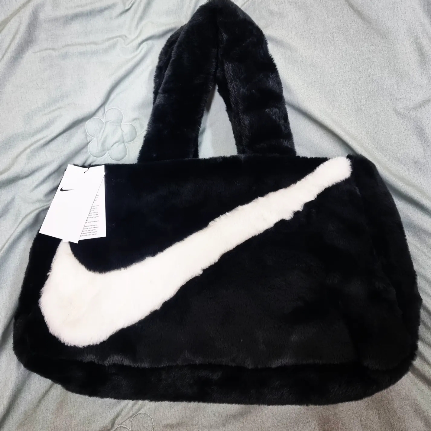 Nike NSW Faux Fur Tote Bag Black 착용 스타일 - 2