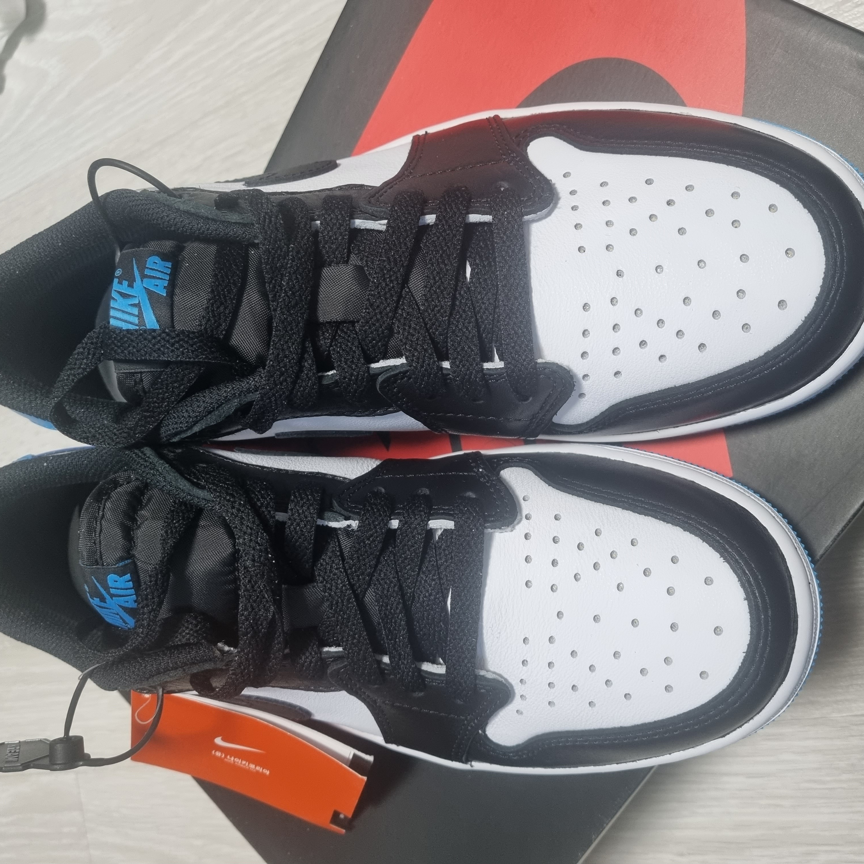 Jordan 1 Retro Low OG Black and Dark Powder Blue 착용 스타일 - 3