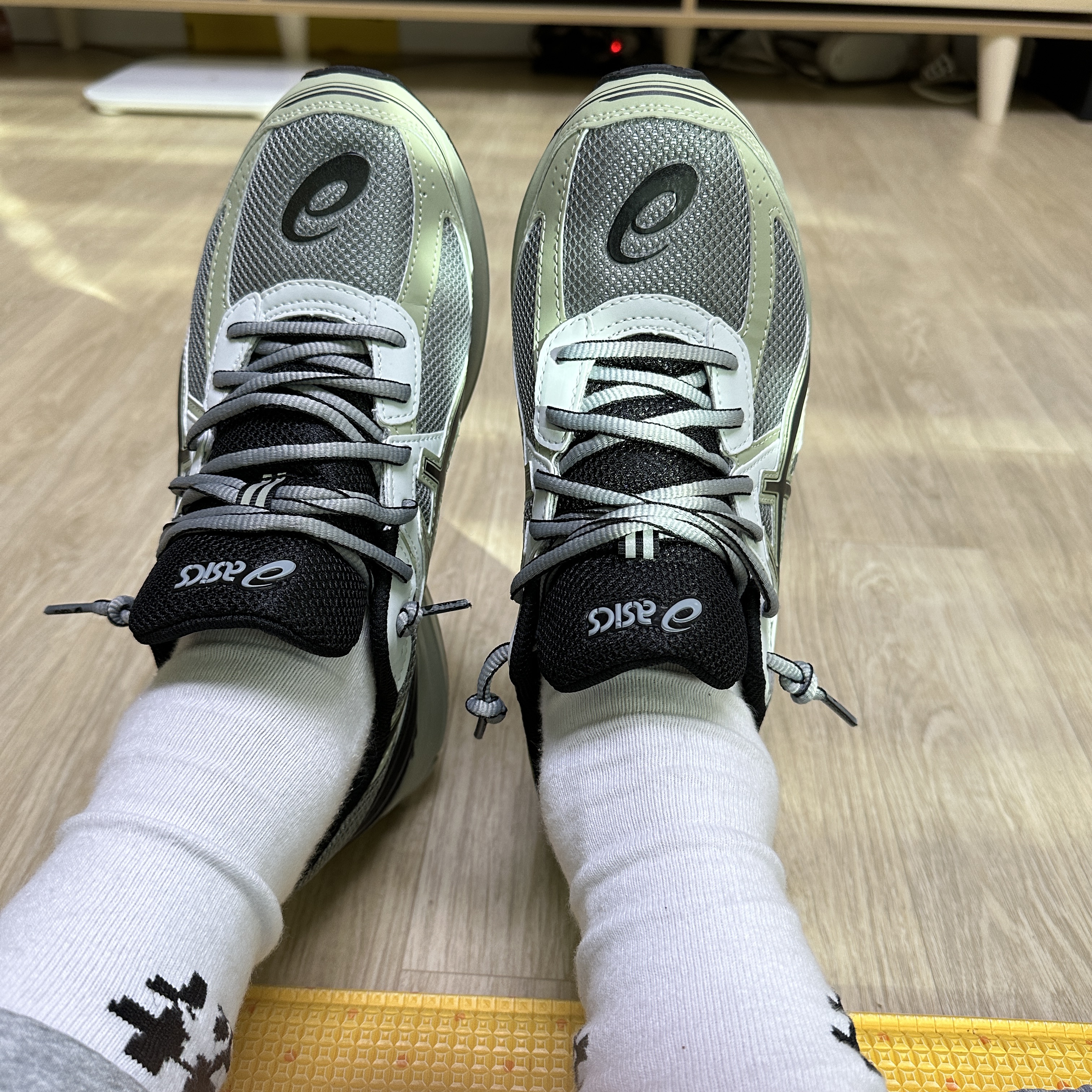 Asics Jog 100 S Sheet Rock - 2E Wide 착용 스타일