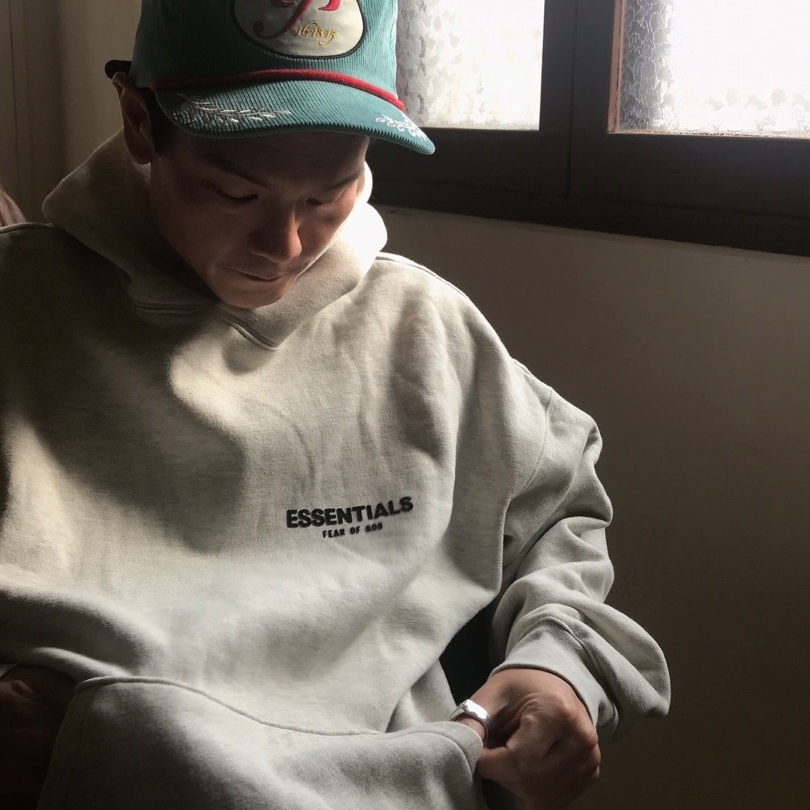 Essentials The Core Collection Hoodie Light Oatmeal 착용 스타일
