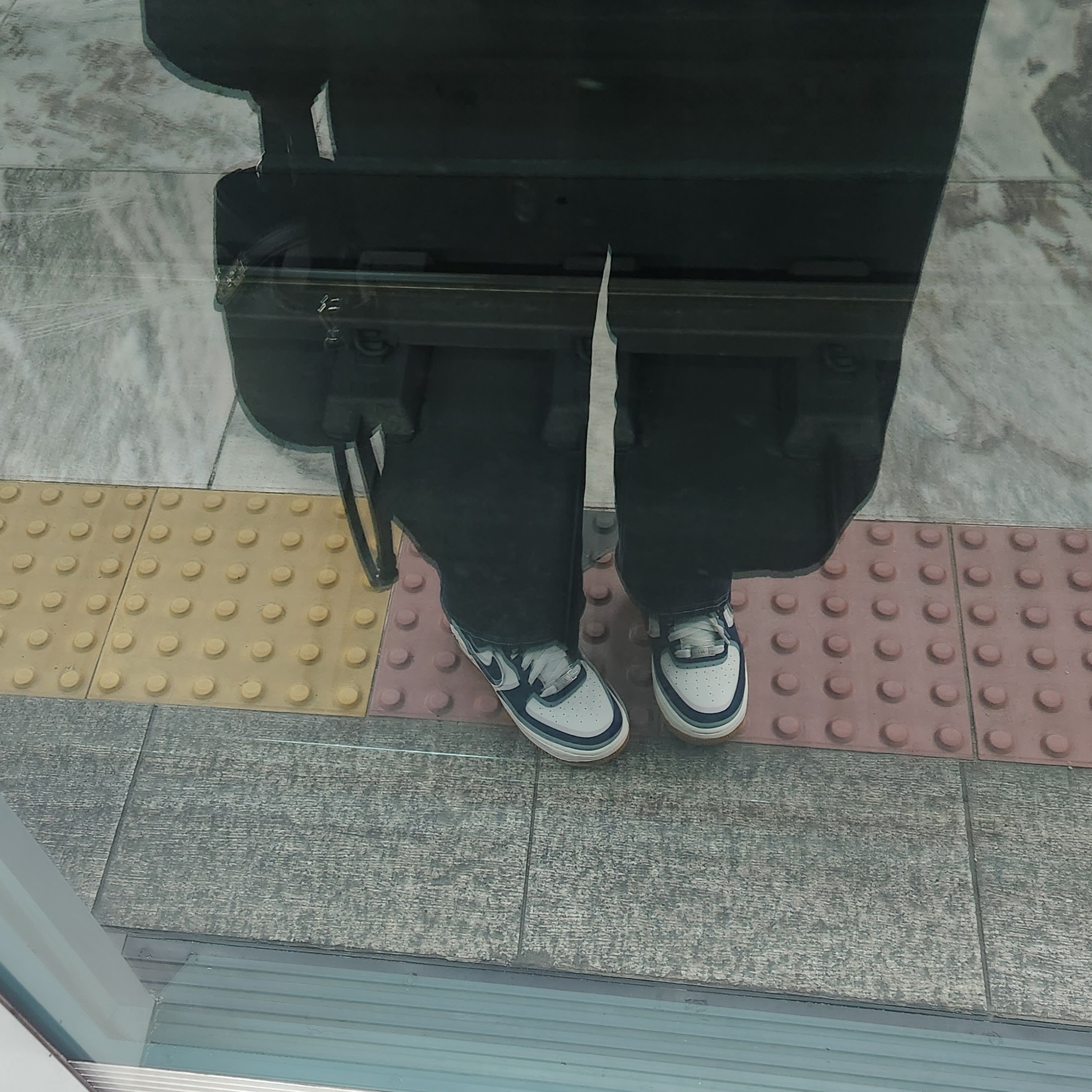 (GS) Nike Air Force 1 LV8 3 Midnight Navy 착용 스타일