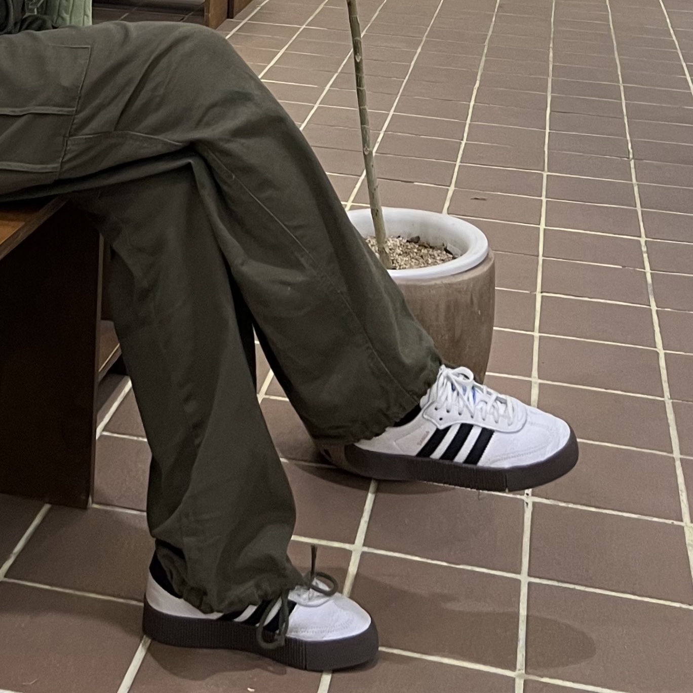 (W) Adidas Sambarose White Black Gum 착용 스타일 - 3