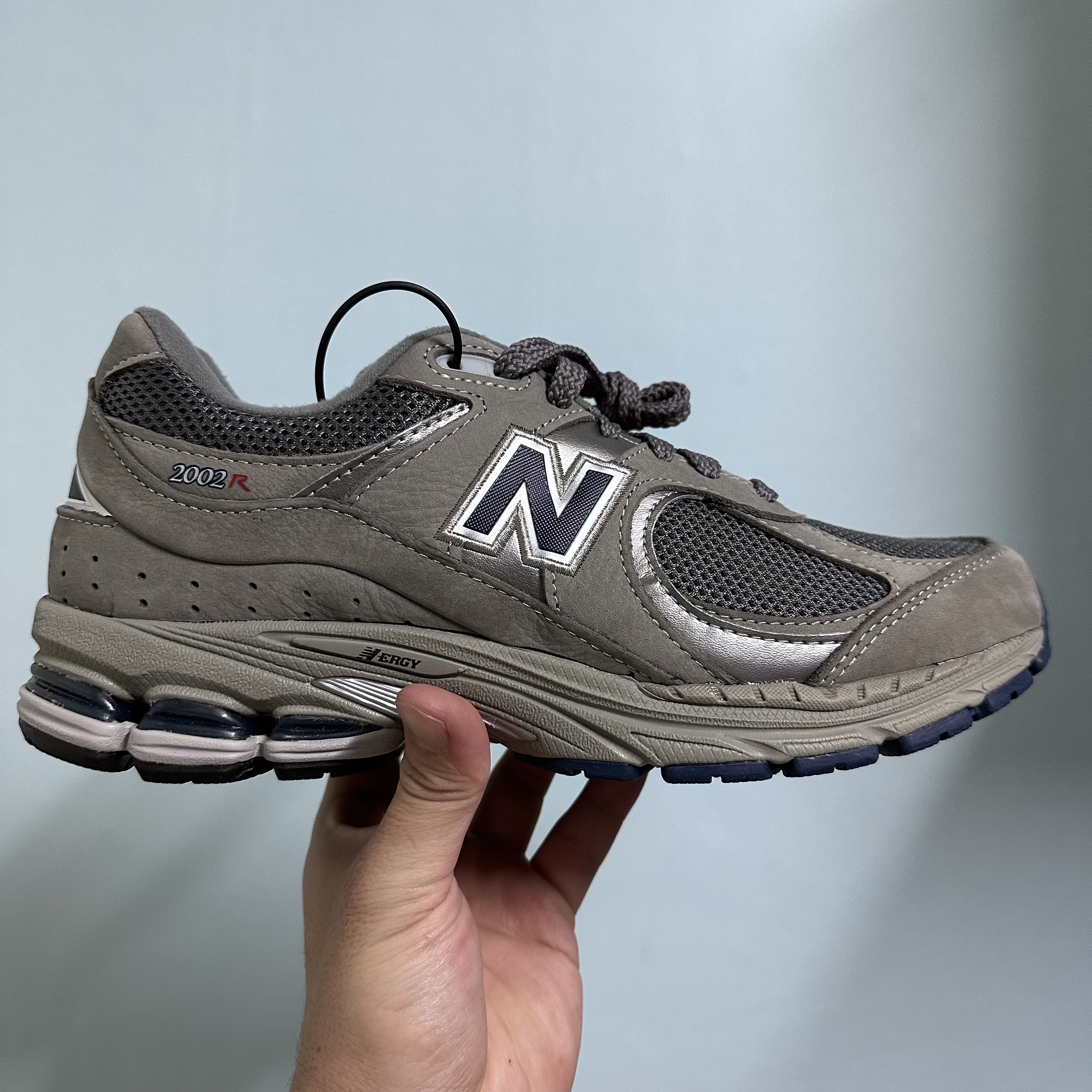 New Balance 2002R Gray 착용 스타일