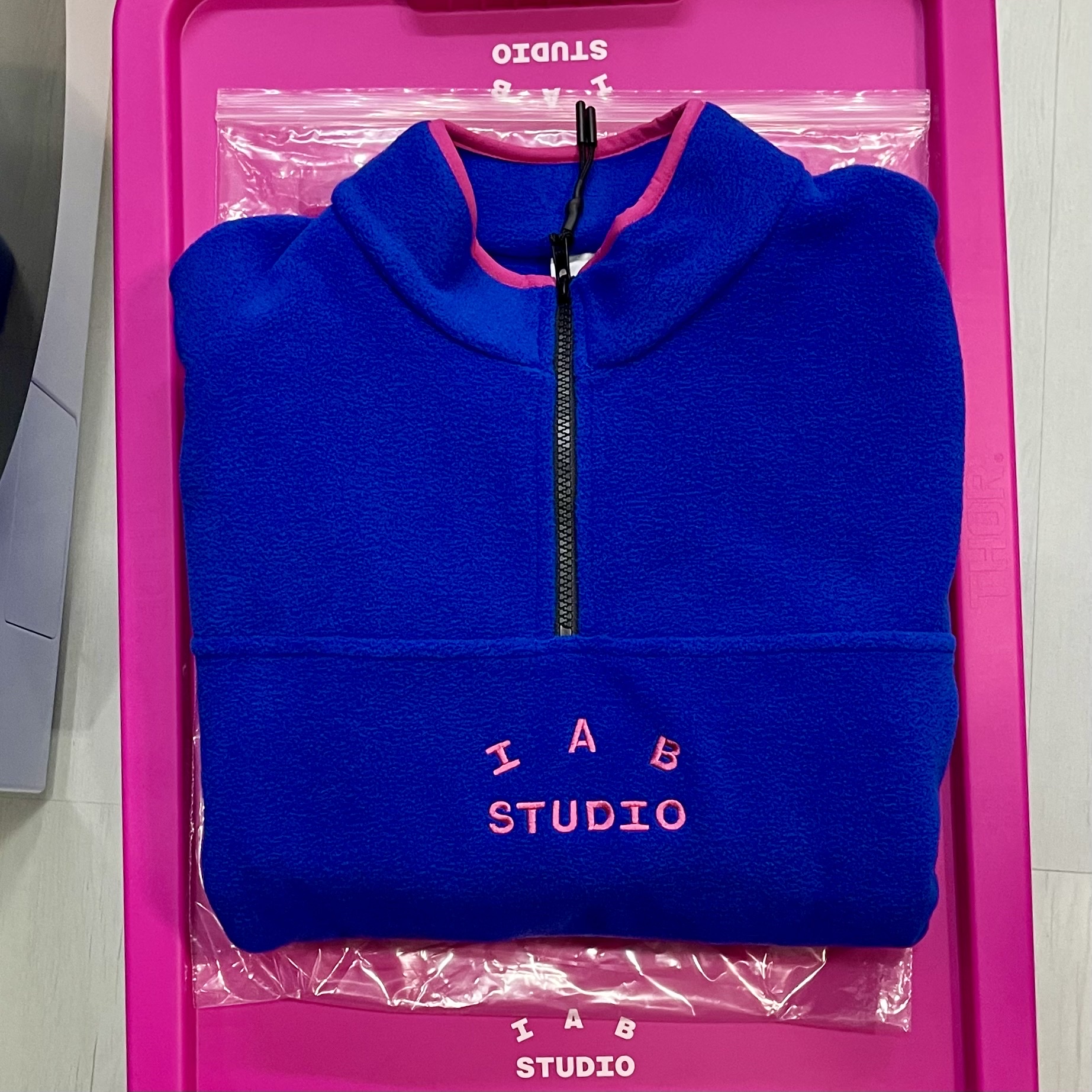 IAB Studio x Thor Fleece Blue Pink, IAB Studio x Thor 75L Container Blue Pink 착용 스타일 - 1