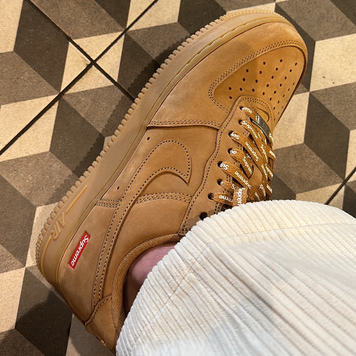 Nike x Supreme Air Force 1 Low Flax 착용 스타일