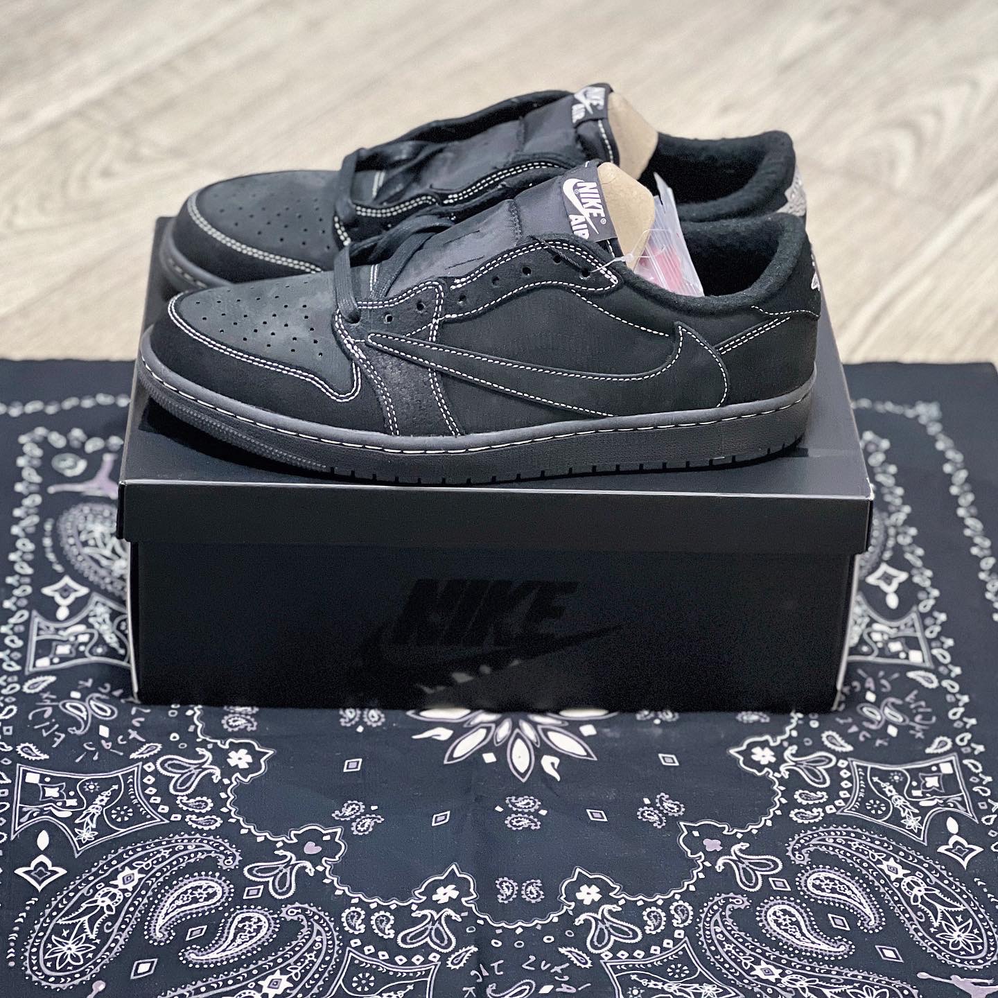 Jordan 1 x Travis Scott Retro Low OG SP Black Phantom 착용 스타일 - 2
