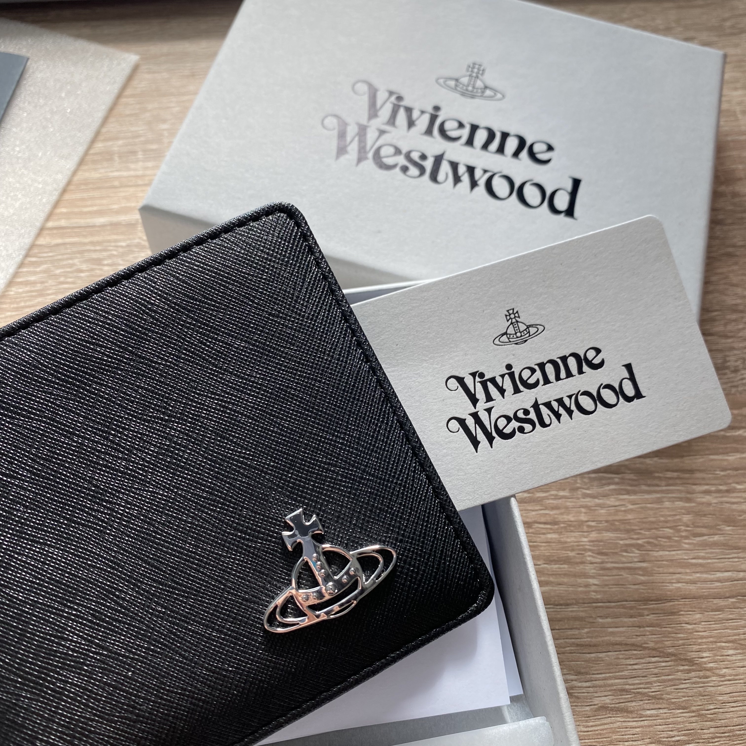 Vivienne Westwood Derby Bill Fold Wallet with Coin Pocket Black 착용 스타일 - 3