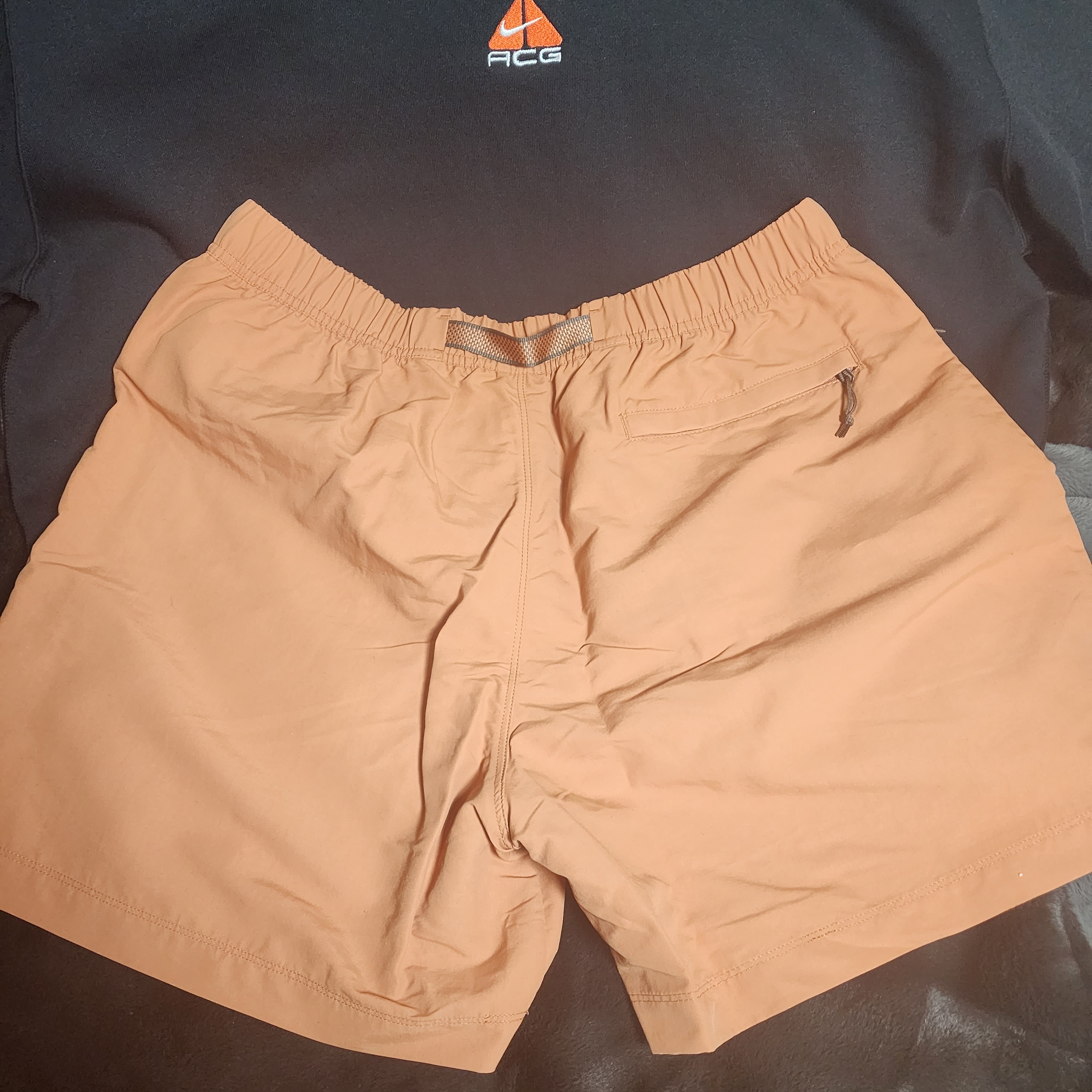 Nike NRG ACG Trail Shorts Rust Oxide - Asia, Nike ACG Therma-Fit Pullover Fleece Hoodie Black - Asia 착용 스타일 - 2