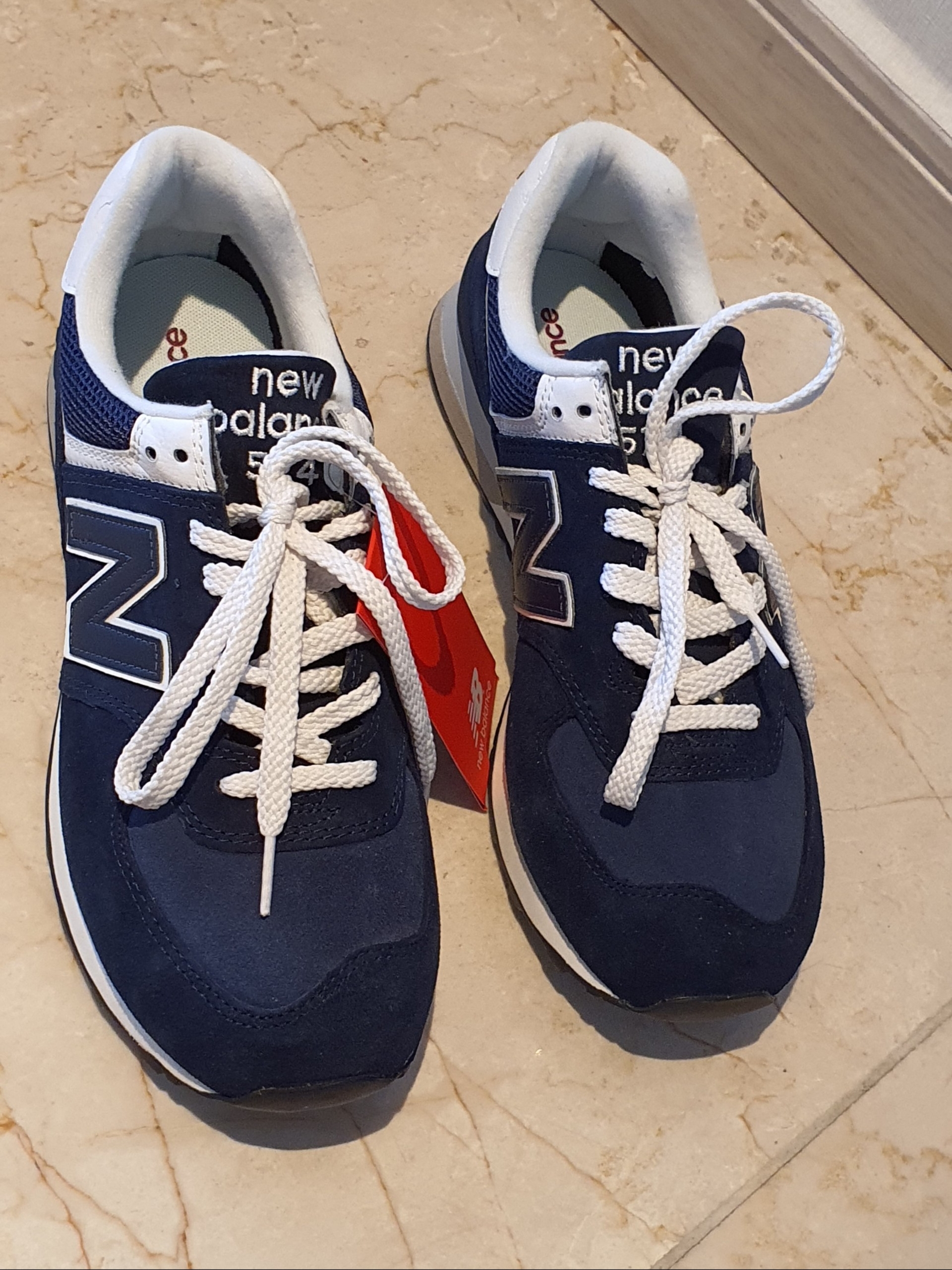 New Balance 574 Navy White 착용 스타일 - 3