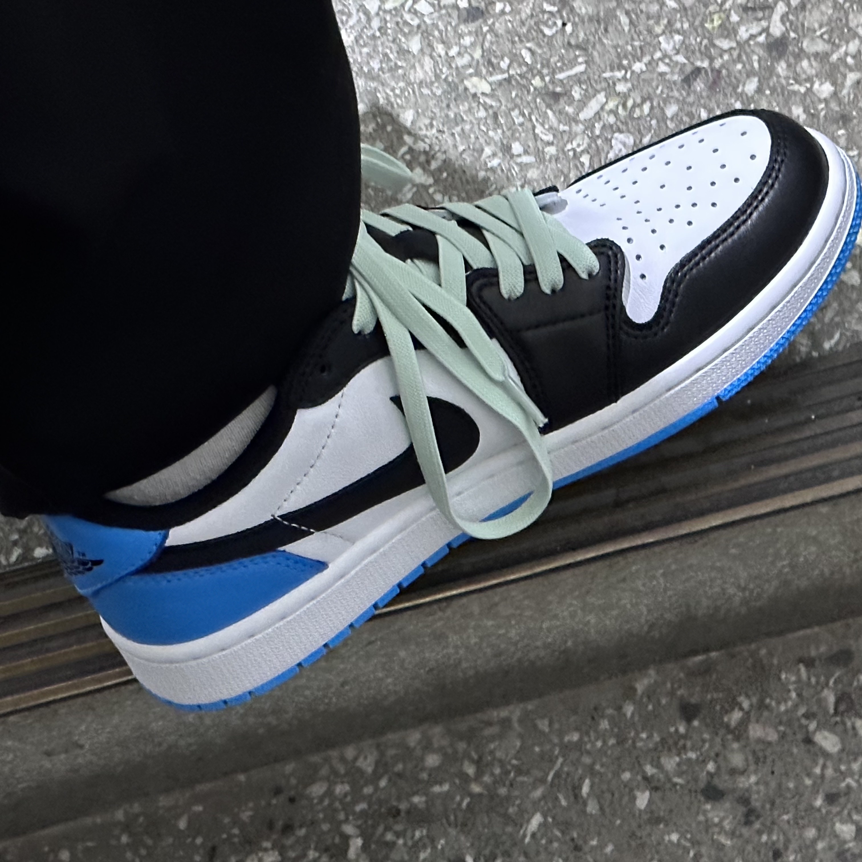 Jordan 1 Retro Low OG Black and Dark Powder Blue 착용 스타일