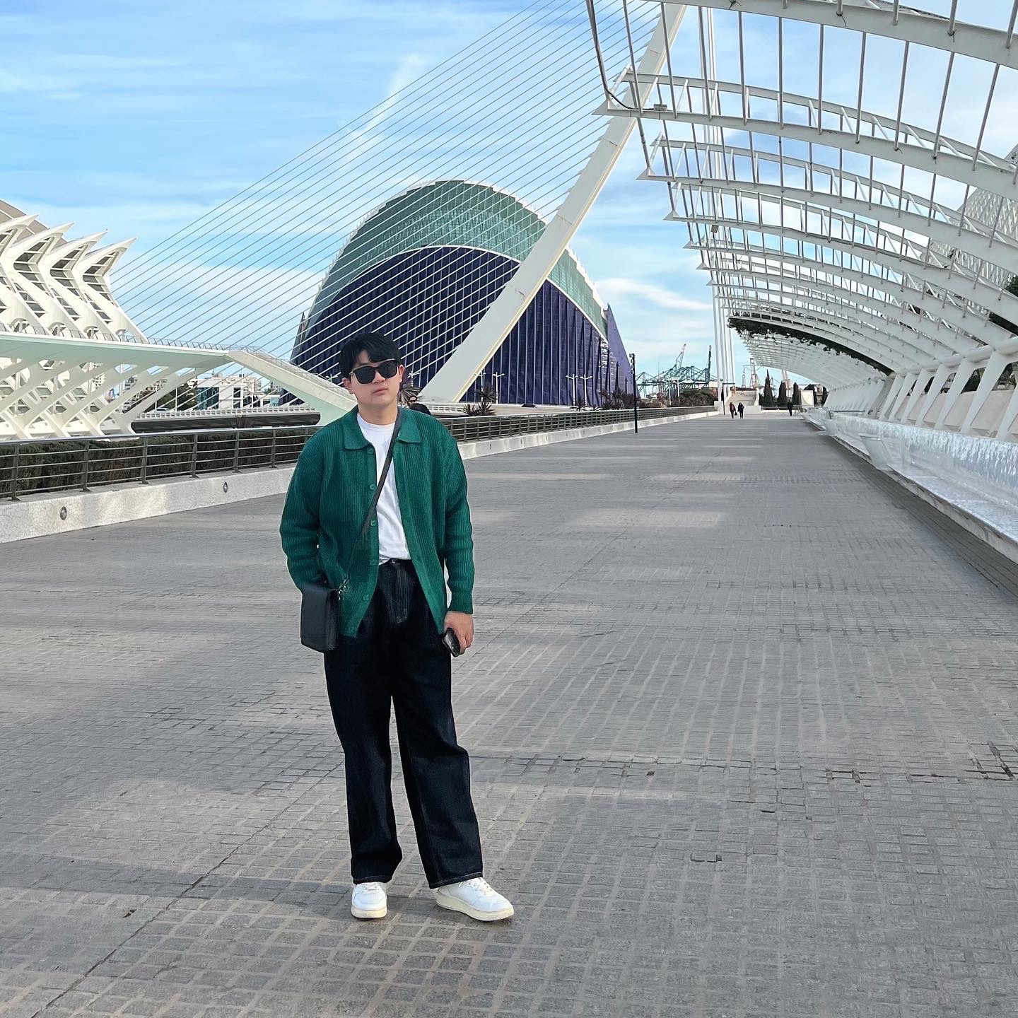 Autry Medalist Low Leather Sneakers White Green, AMI de Coeur Sweatshirt Black 착용 스타일 - 1