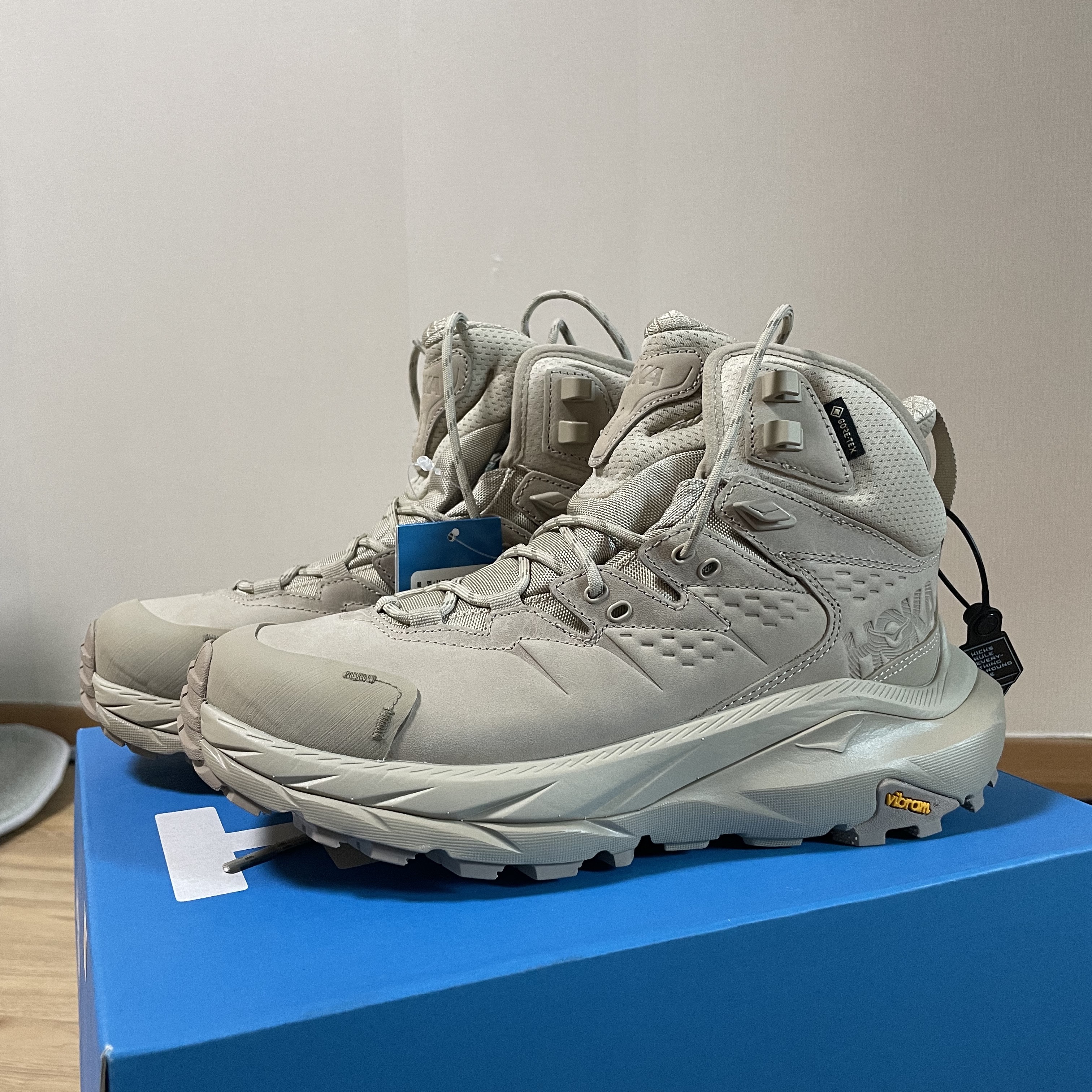 Hoka Kaha 2 Gore-Tex Oxford Tan 착용 스타일 - 3