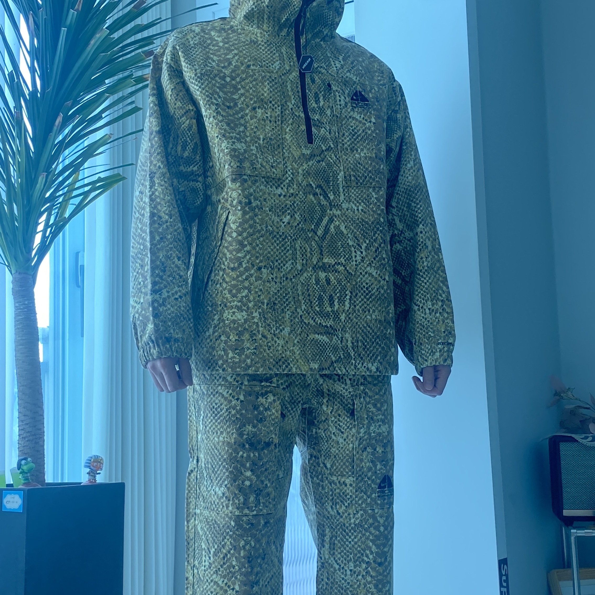 Supreme x Nike ACG Denim Pullover Gold Snakeskin - 22FW, Supreme x Nike ACG Belted Denim Pants Gold Snakeskin - 22FW 착용 스타일 - 3