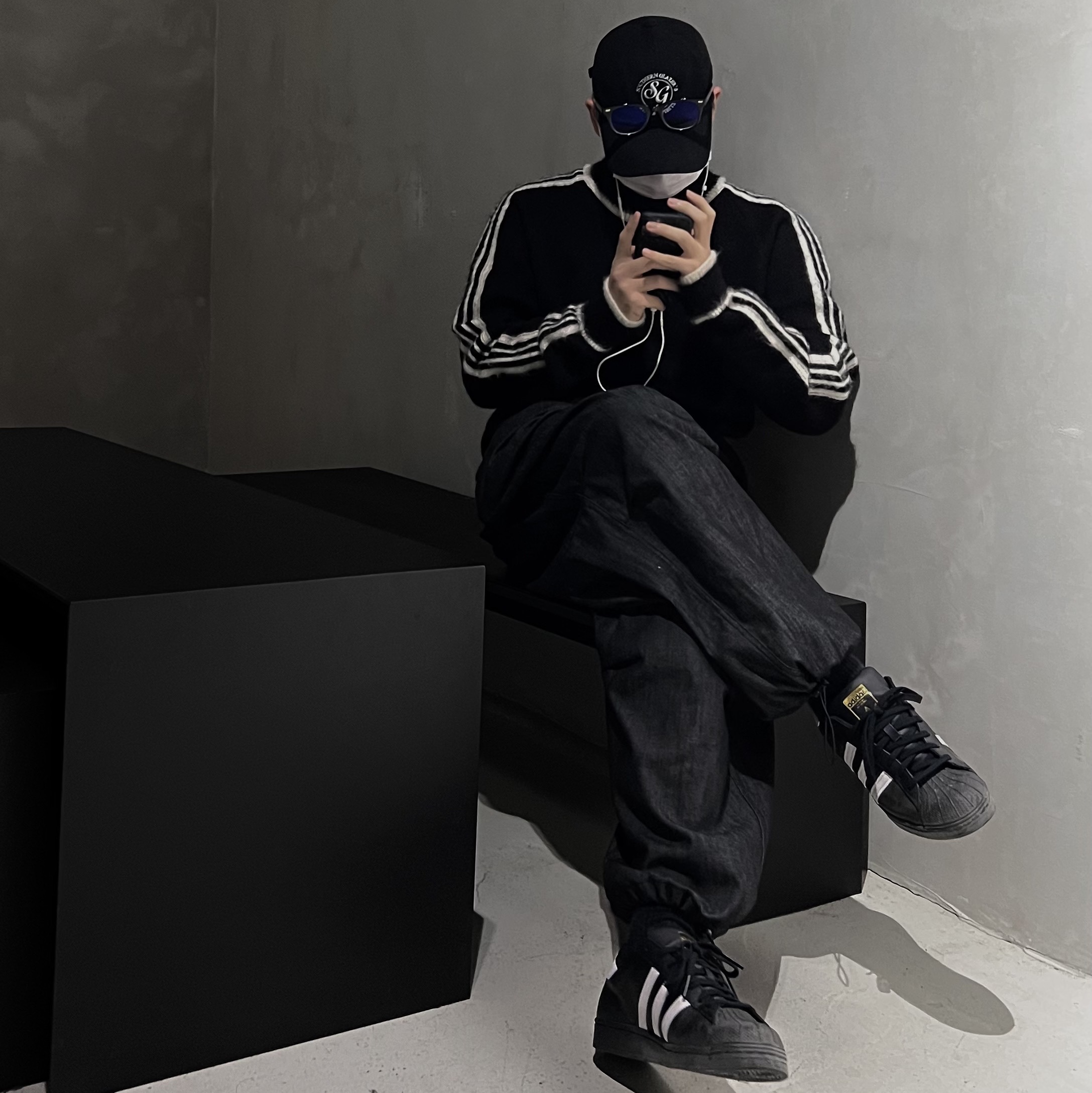 Adidas Superstar Core Black White 착용 스타일