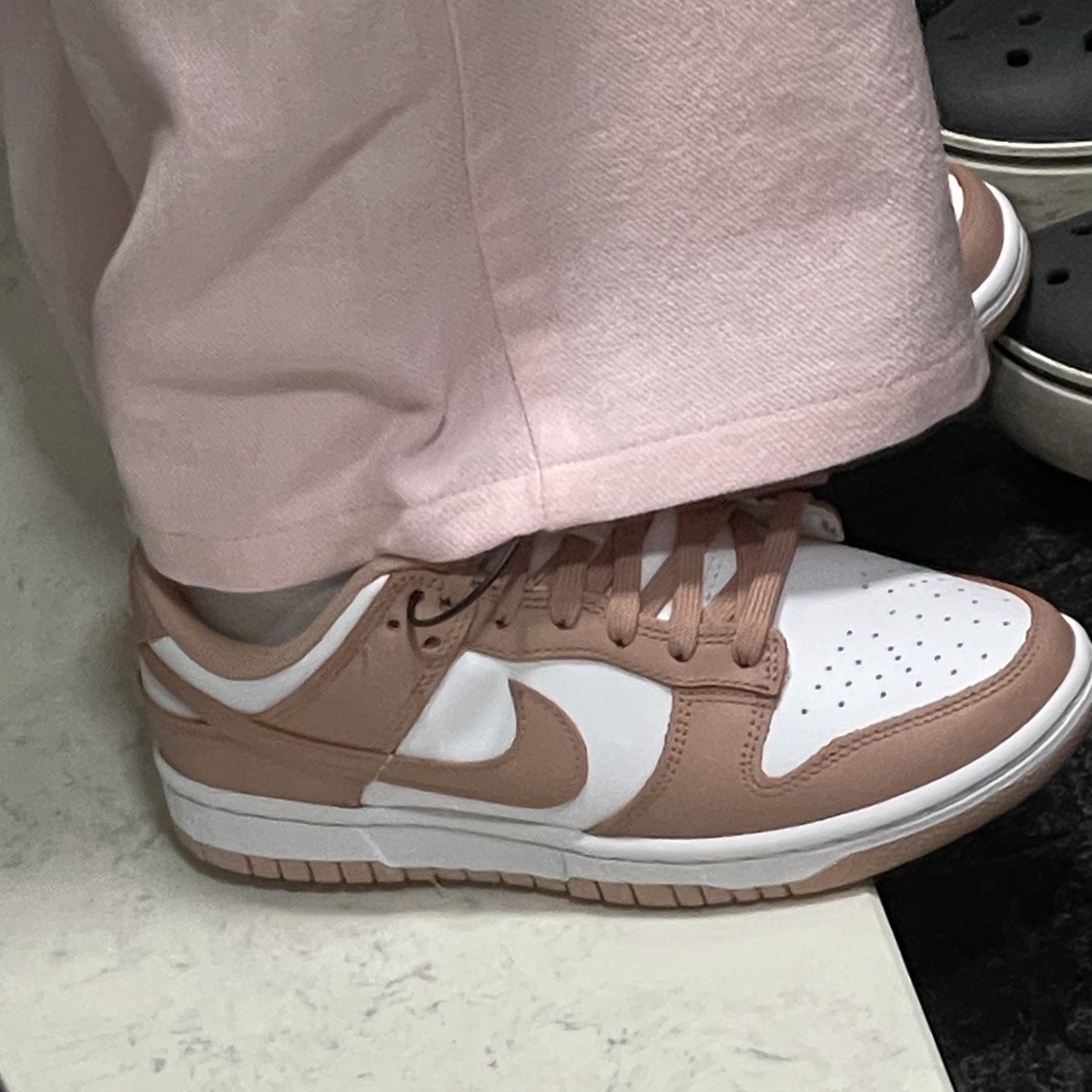 (W) Nike Dunk Low Rose Whisper 착용 스타일 - 2