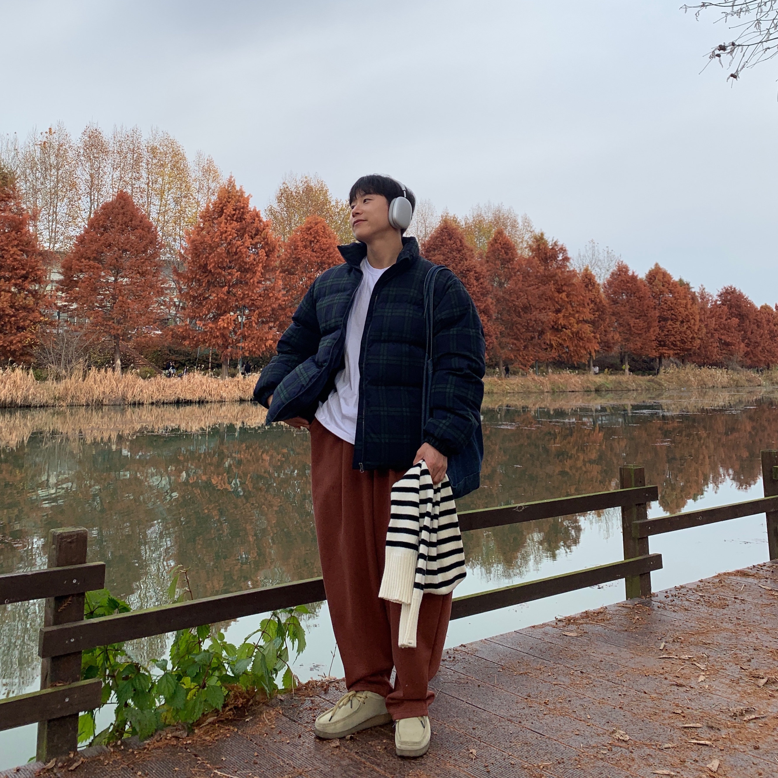 Apple AirPods Max Lightning Silver (Korean Ver.), Clarks Wallabee Maple Suede 착용 스타일 - 1