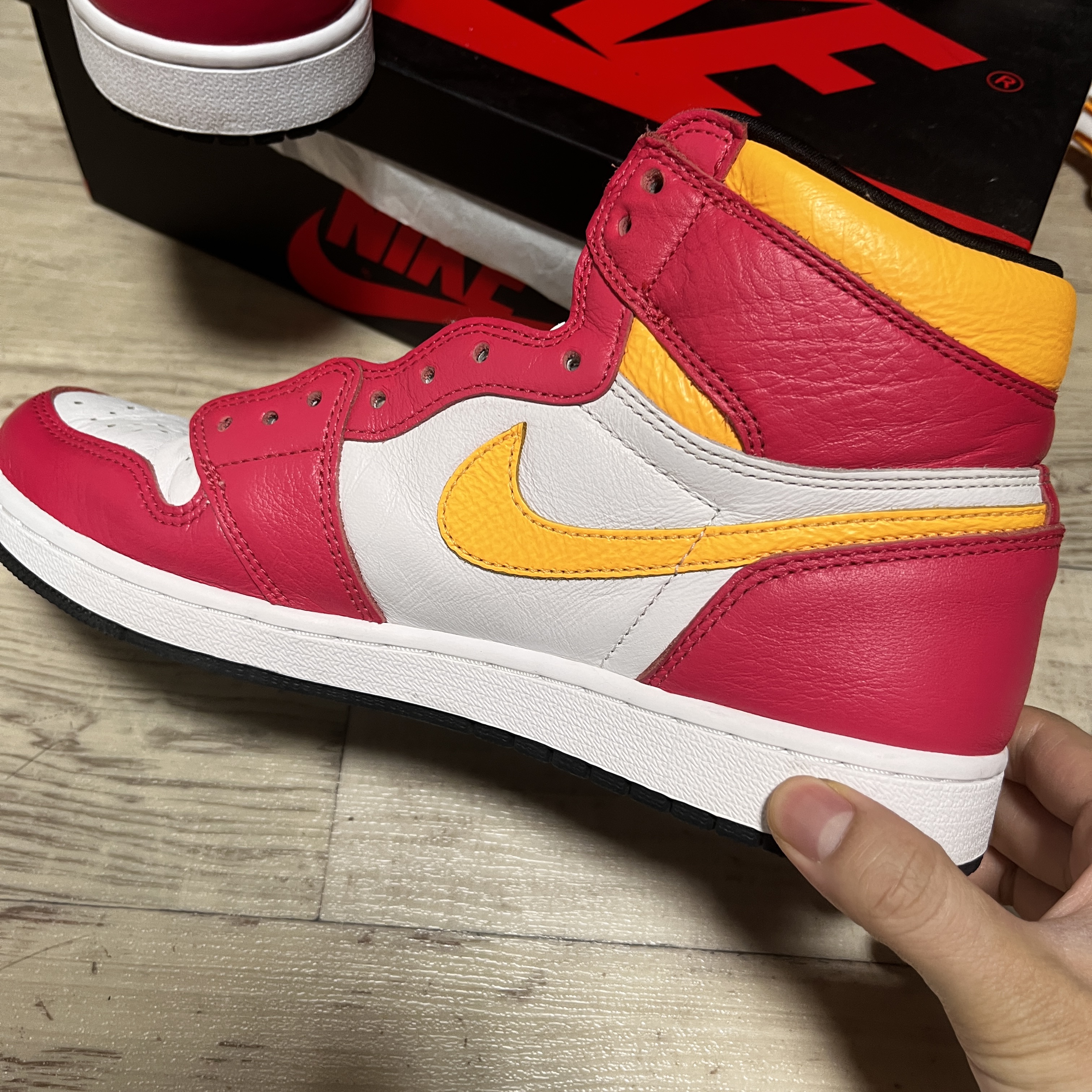 Jordan 1 Retro High OG Chicago 2022, Jordan 1 Retro High OG Light Fusion Red 착용 스타일 - 2