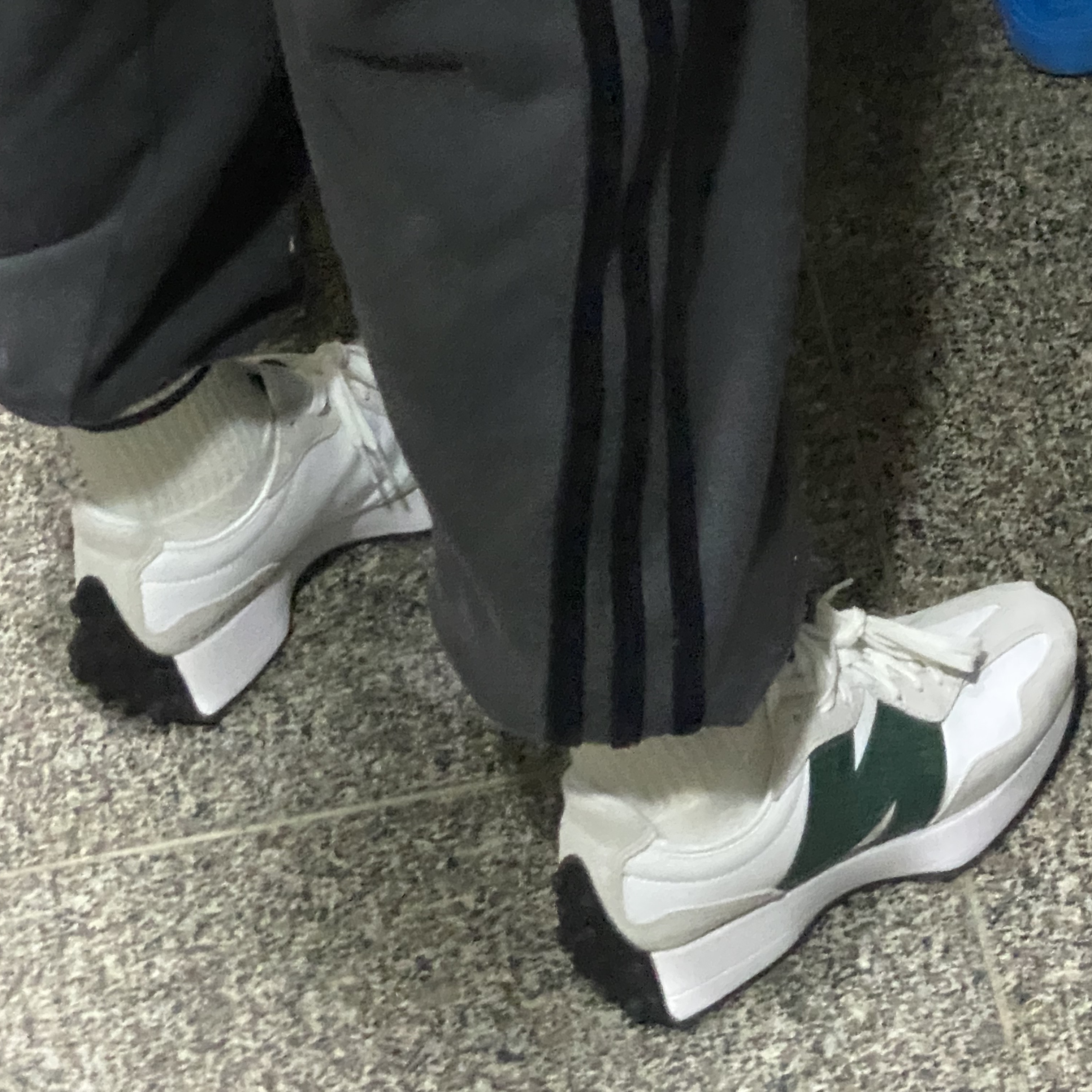 (W) New Balance 327 White Olive Green 착용 스타일 - 1