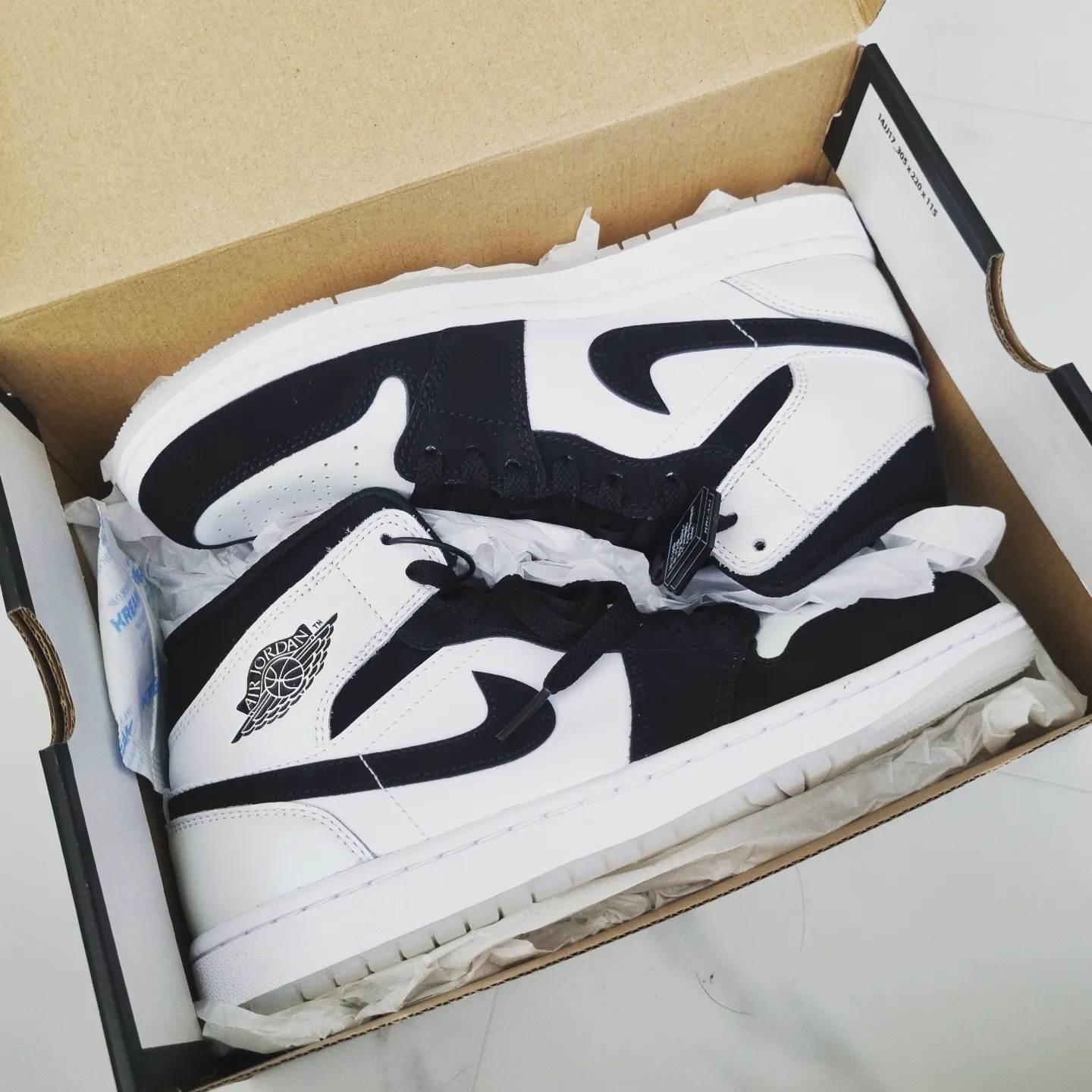 Jordan 1 Mid SE Diamond, Nike Air Force 1 '07 LV8 Hangul Day 착용 스타일 - 1