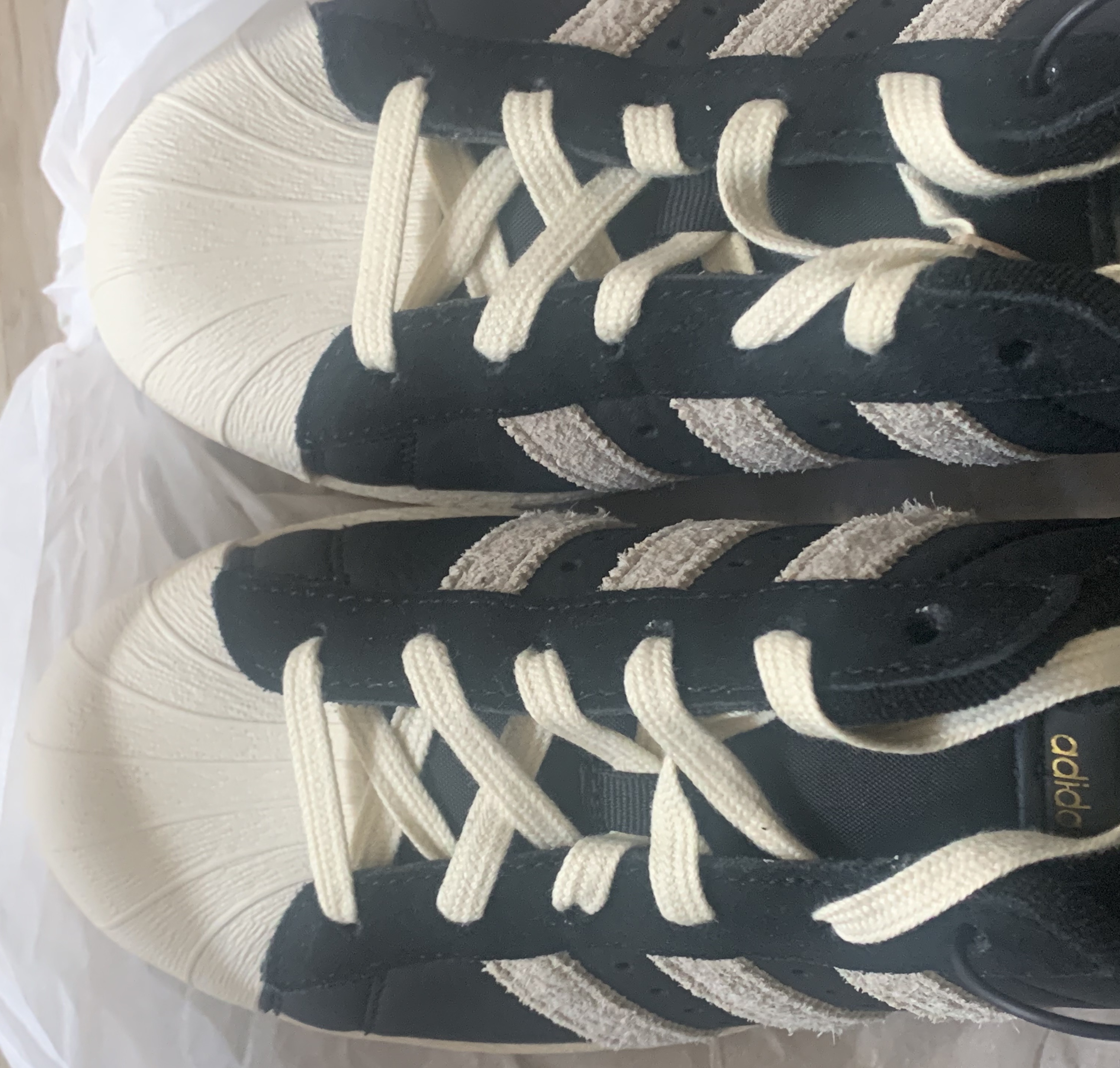 Adidas Superstar 82 Black White 착용 스타일 - 2