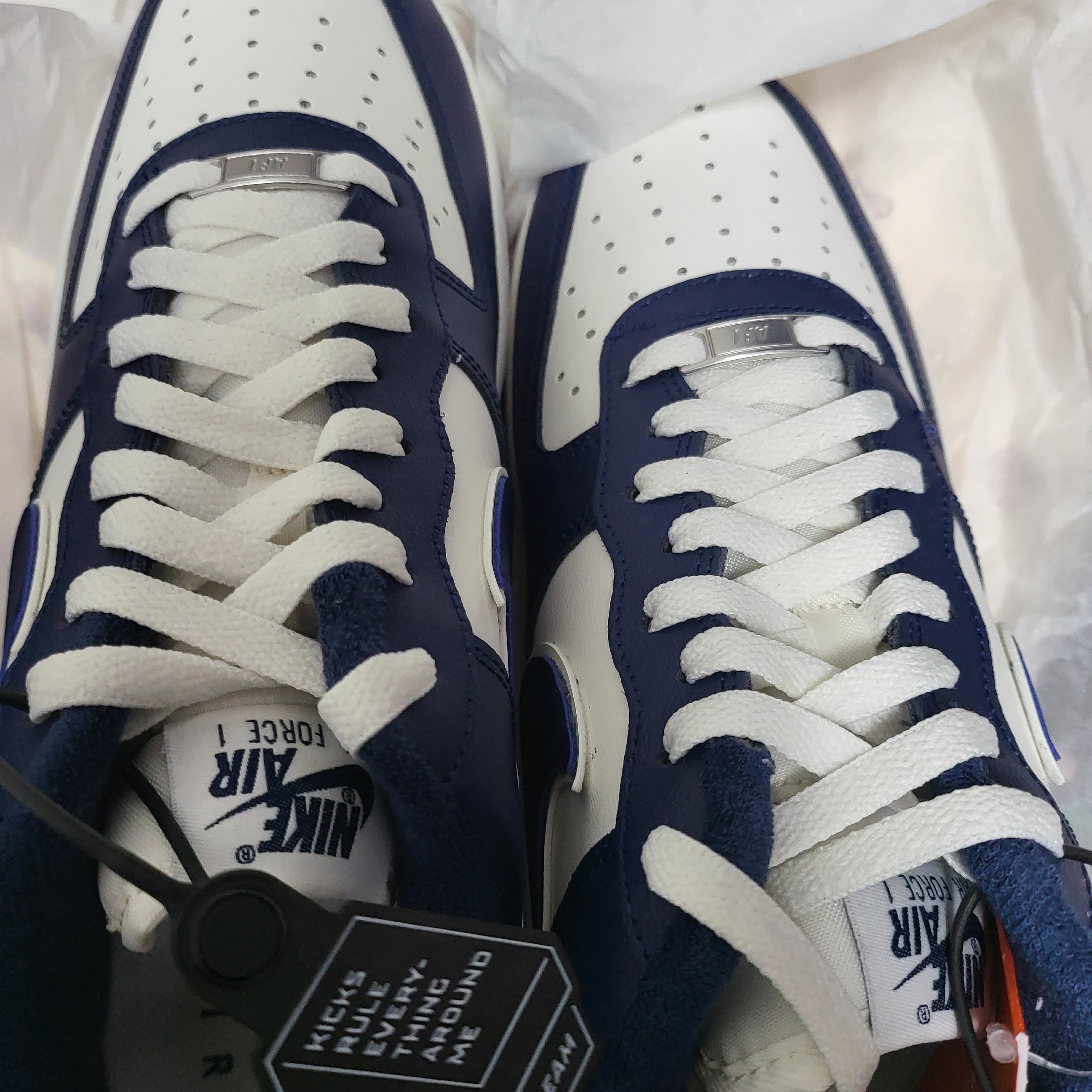 Nike Air Force 1 '07 LV8 Midnight Navy 착용 스타일