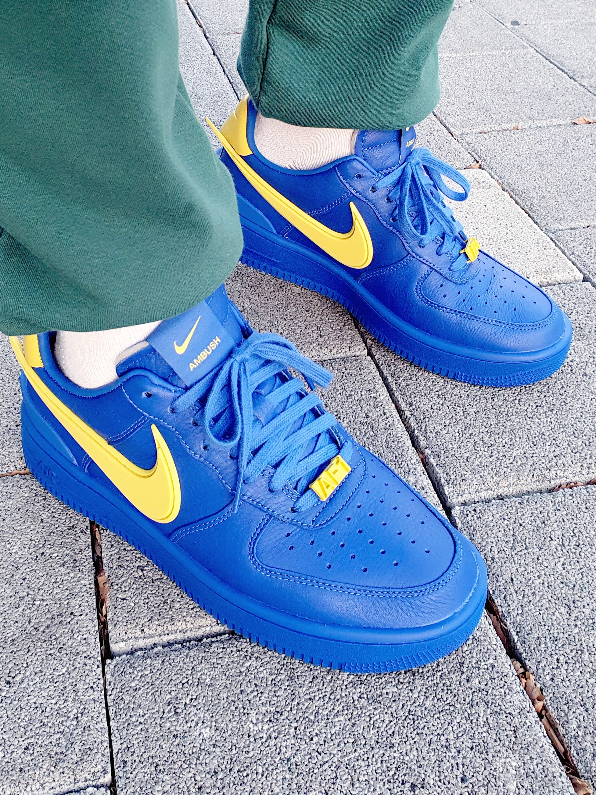 Nike x Ambush Air Force 1 Low SP Game Royal and Vivid Sulfur 착용 스타일 - 1