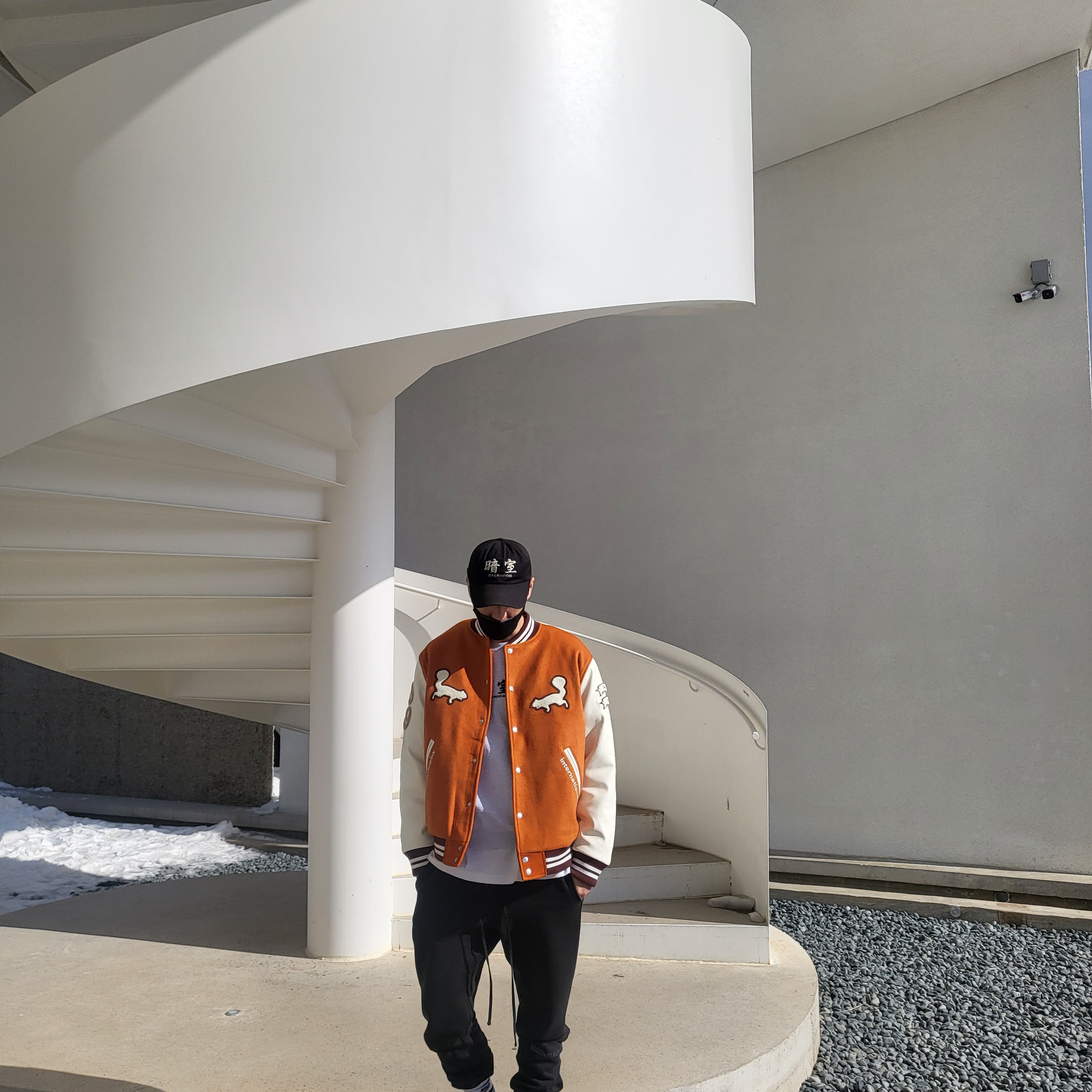 Vandy The Pink Bonsai Varsity Jacket, Darkr8m Studio Basic Logo Crewneck Sweatshirt Ash 착용 스타일 - 1