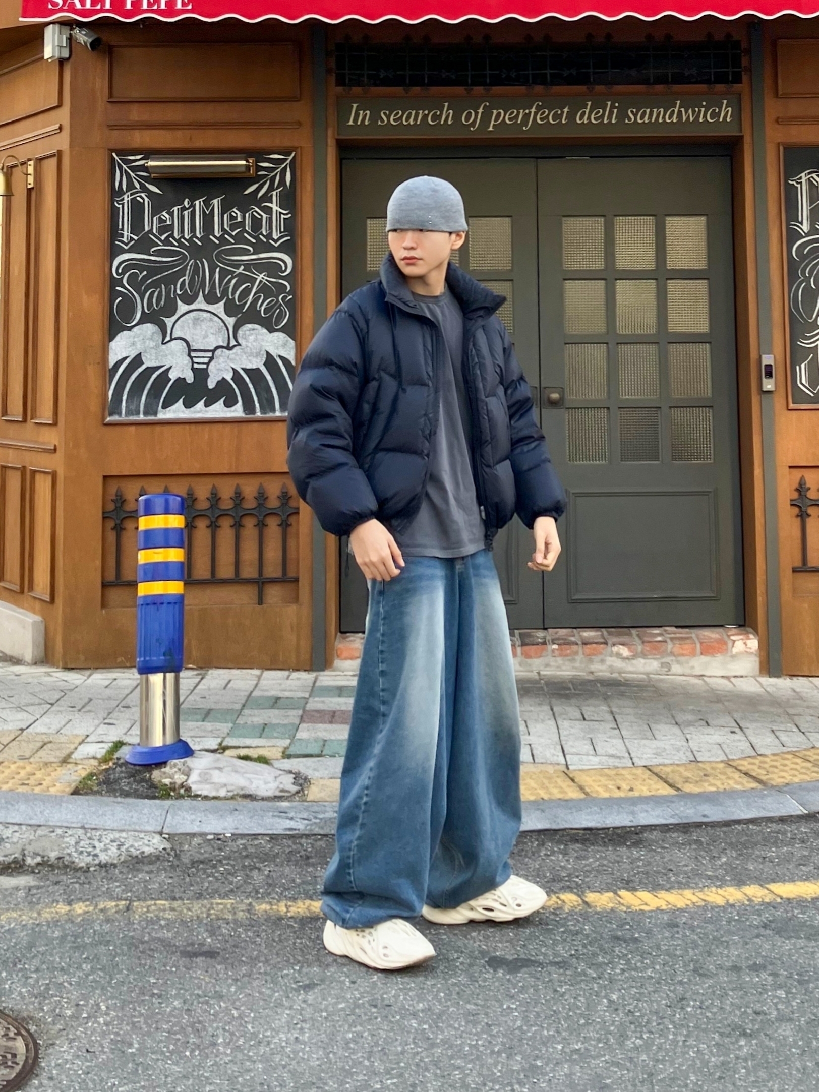 Adidas Yeezy Foam RNNR Sand 착용 스타일 - 1