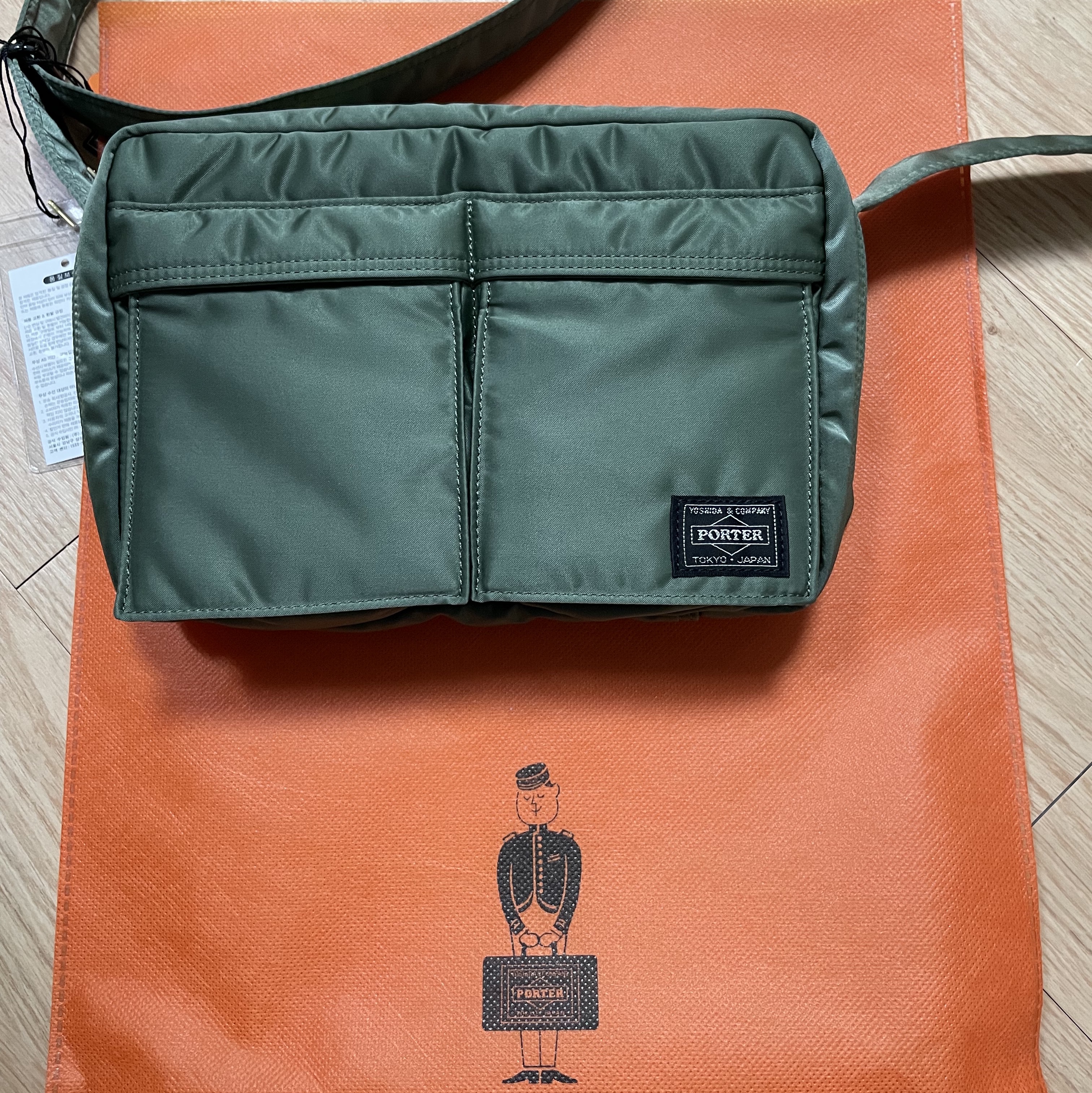 Porter Tanker Shoulder Bag S Sage Green 착용 스타일