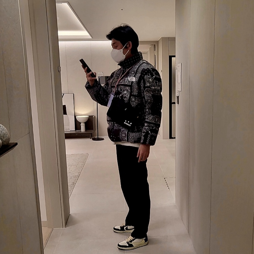 The North Face Novelty Lofty Down Jacket Real Black, Jordan 1 x Travis Scott x Fragment Retro Low OG SP Military Blue 착용 스타일
