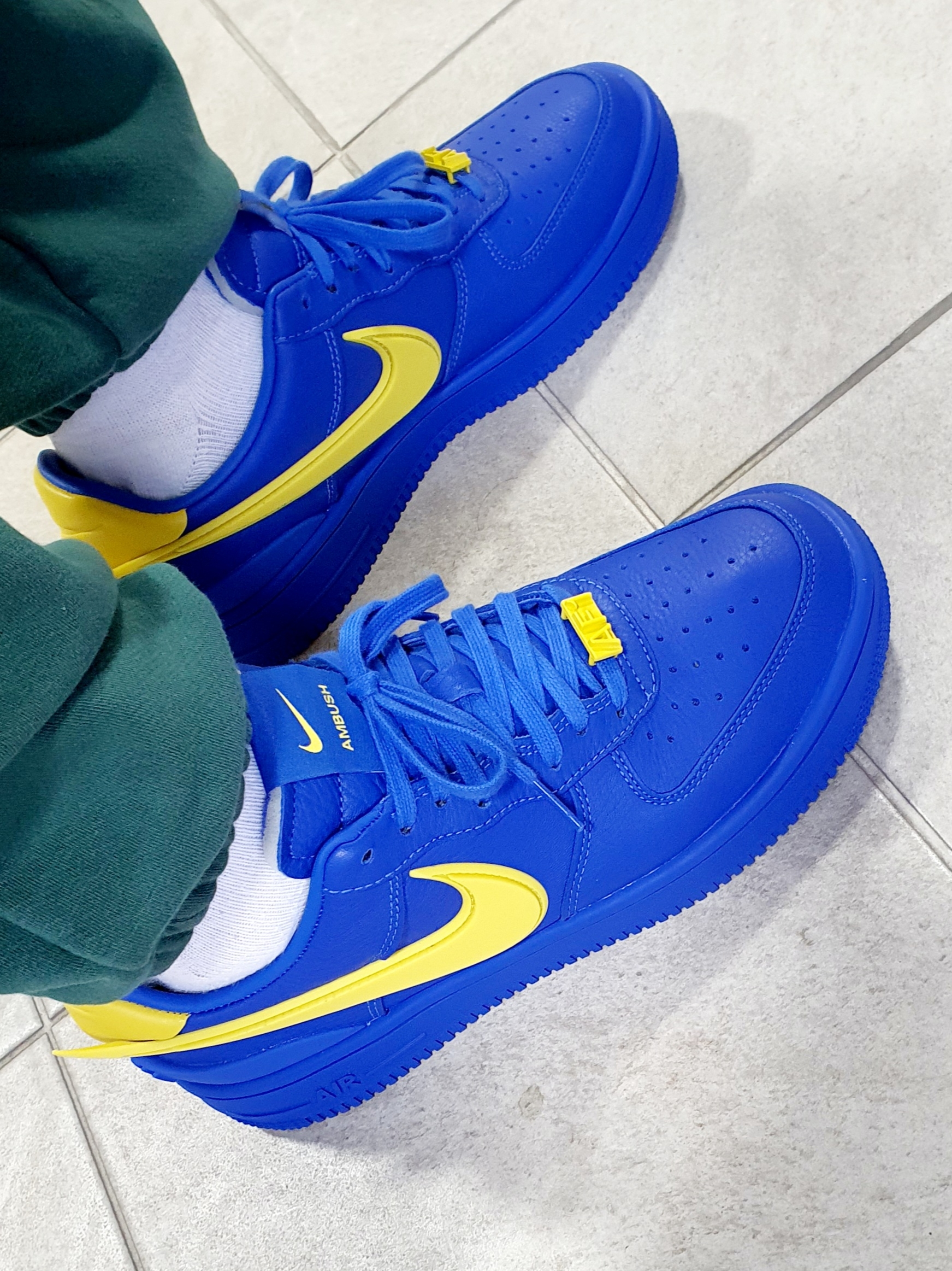 Nike x Ambush Air Force 1 Low SP Game Royal and Vivid Sulfur 착용 스타일 - 4