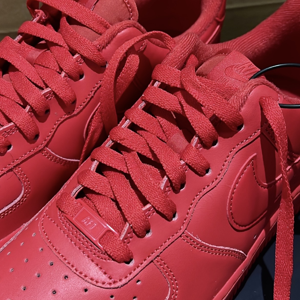 Nike Air Force 1 '07 LV8 Low 1 Triple Red 착용 스타일 - 4