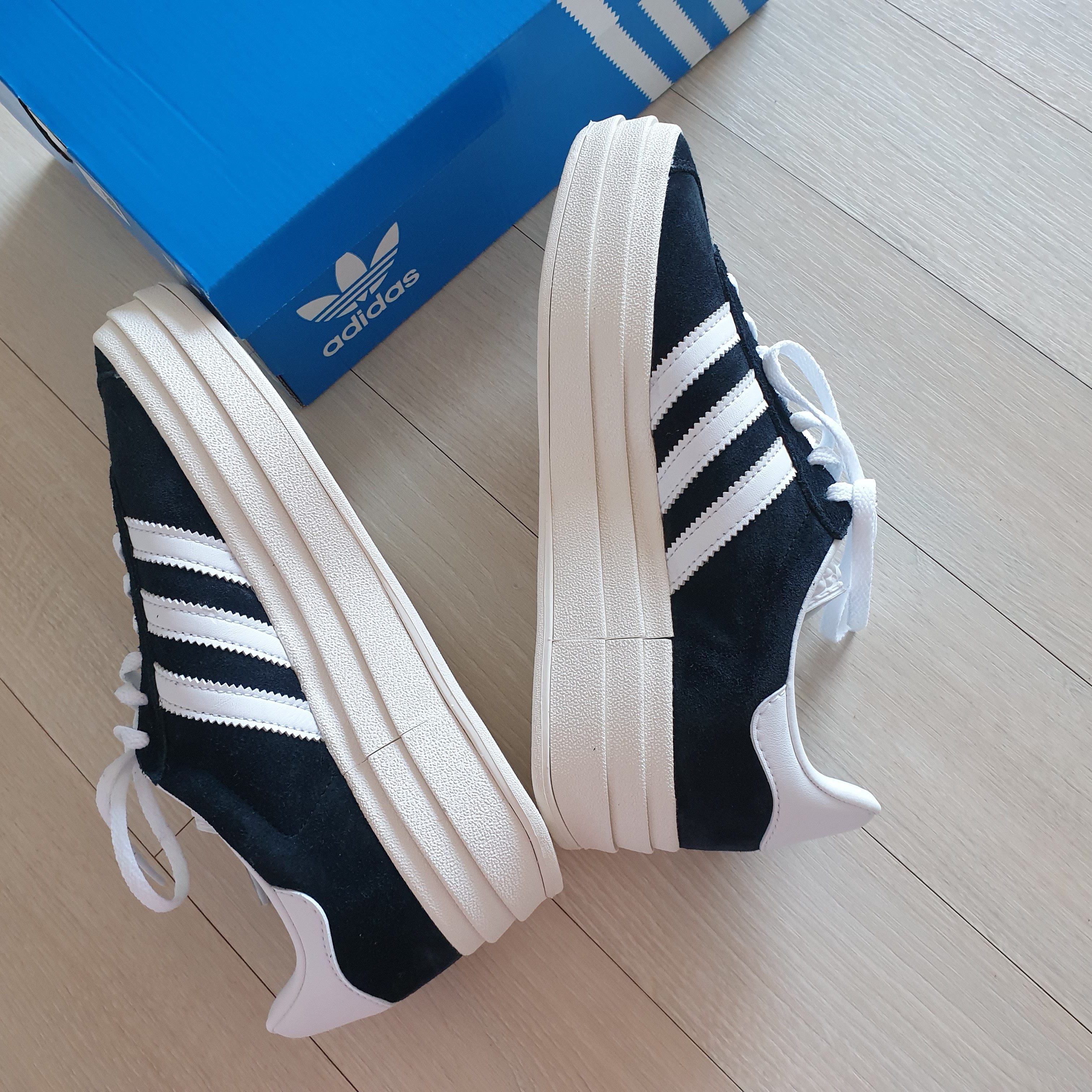 (W) Adidas Gazelle Bold Core Black Cloud White 착용 스타일 - 1