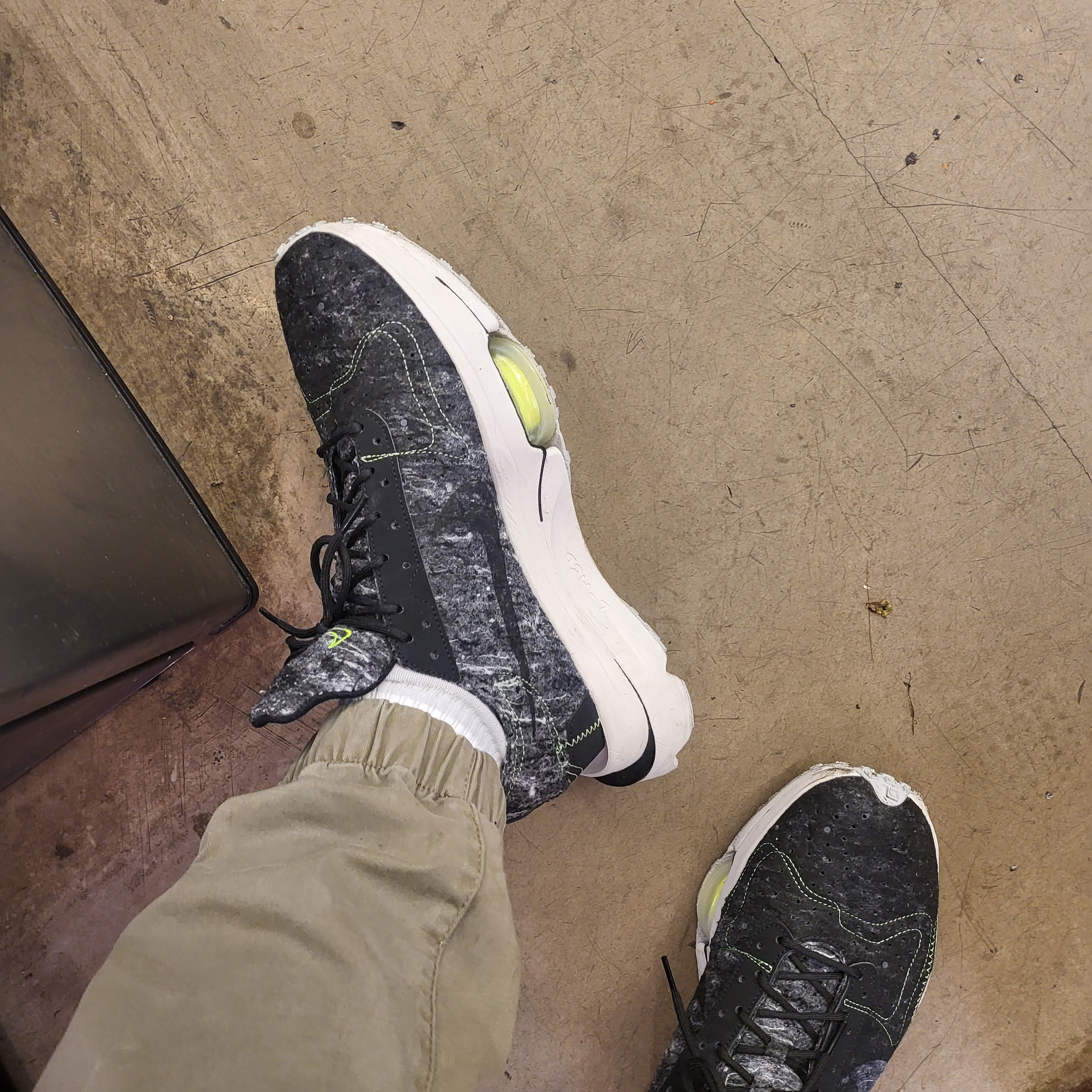 Nike Air Zoom Type Recycled Wool Pack Black Electric Green 착용 스타일 - 2