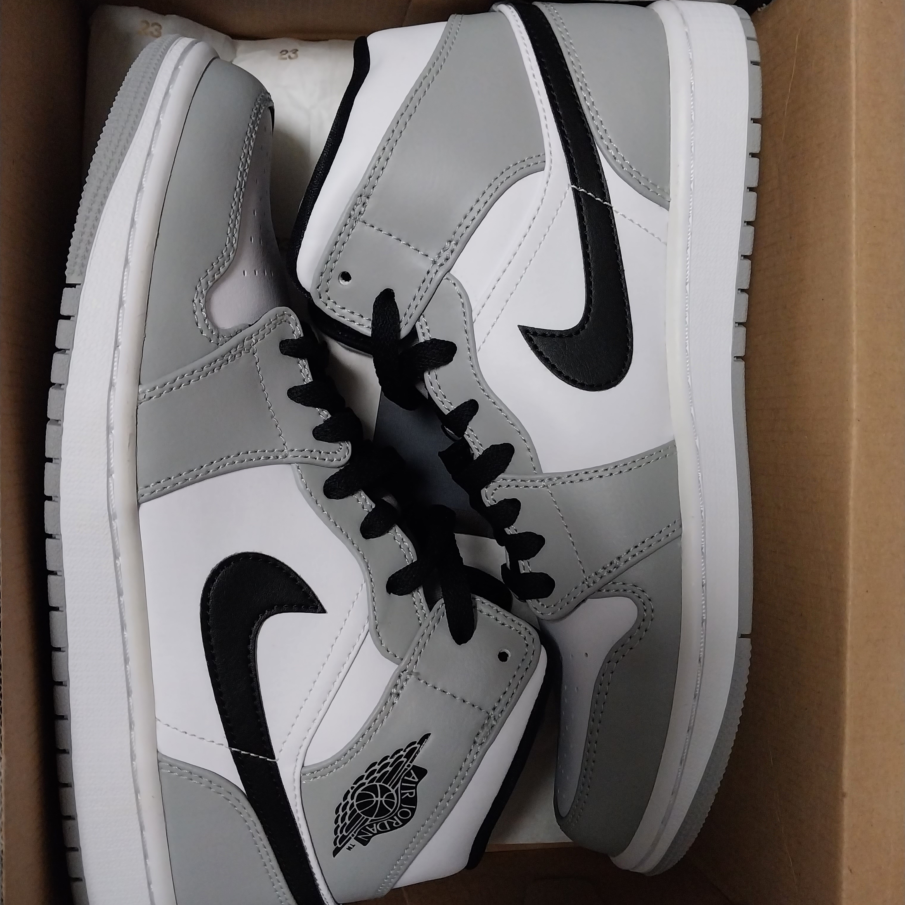 Jordan 1 Mid Light Smoke Grey 착용 스타일