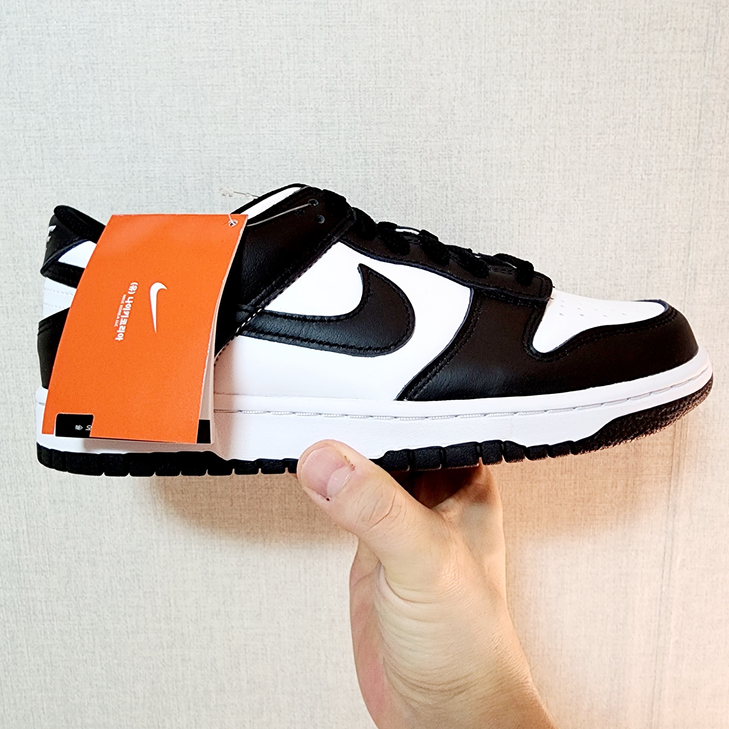 (W) Nike Dunk Low Black 착용 스타일 - 1