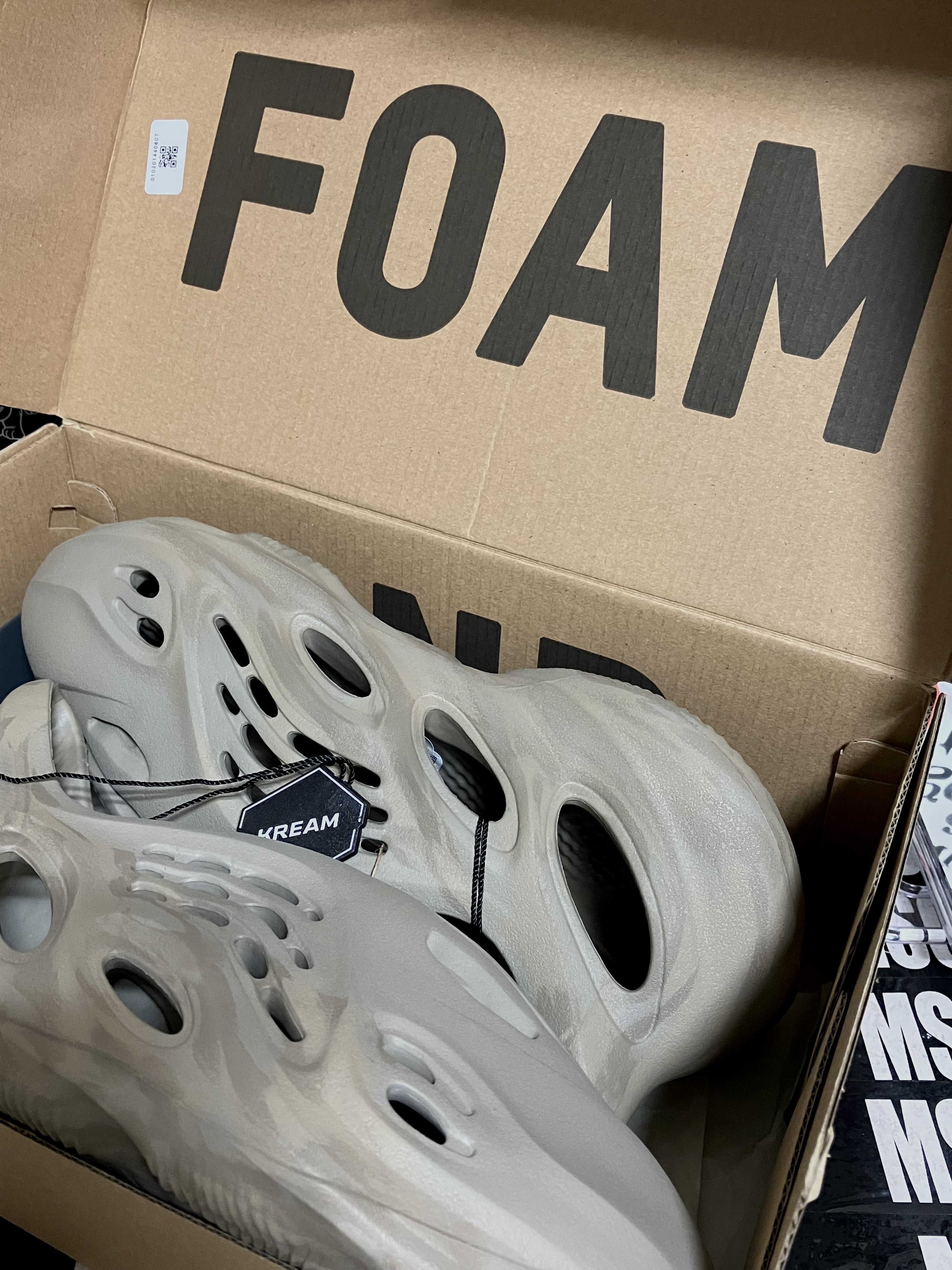 Stussy 8 Ball T-Shirt White - 22SS, Adidas Yeezy Foam RNNR Stone Sage 착용 스타일 - 3