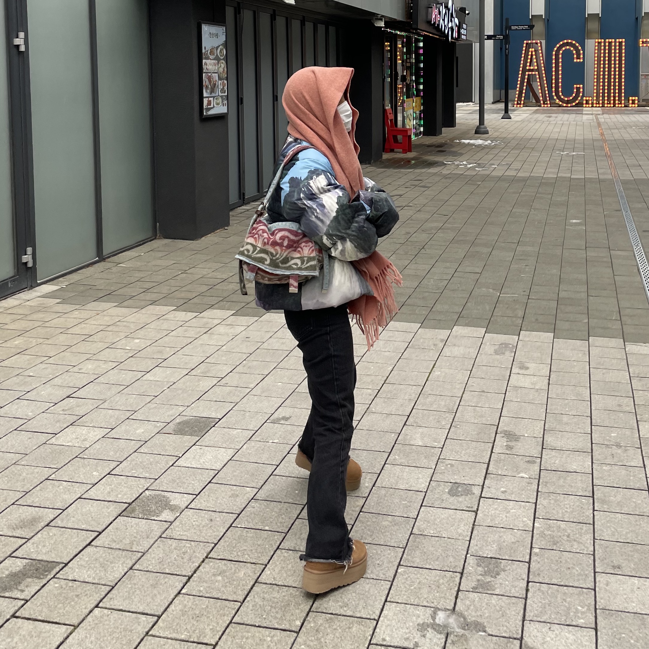 (W) UGG Classic Ultra Mini Platform Boots Chestnut, Acne Studios Narrow Wool Fringe Muffler Rose Melange 착용 스타일 - 2