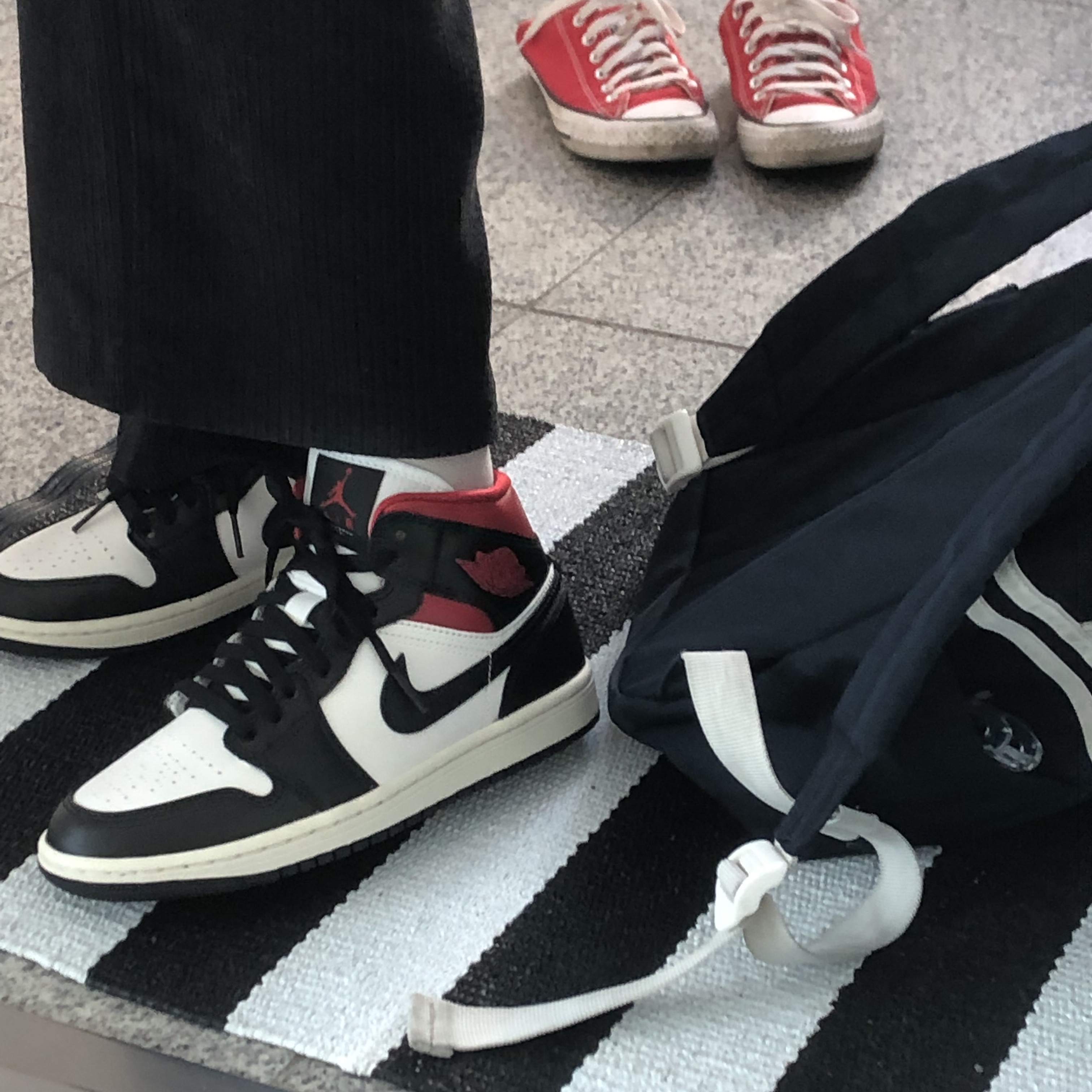 (W) Jordan 1 Mid Black Gym Red 착용 스타일 - 1