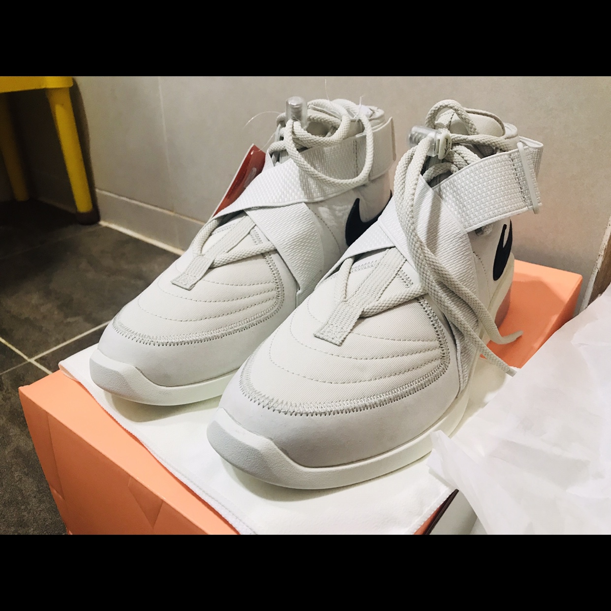 Nike x Fear of God Air Fear of God Raid Light Bone 착용 스타일 - 3