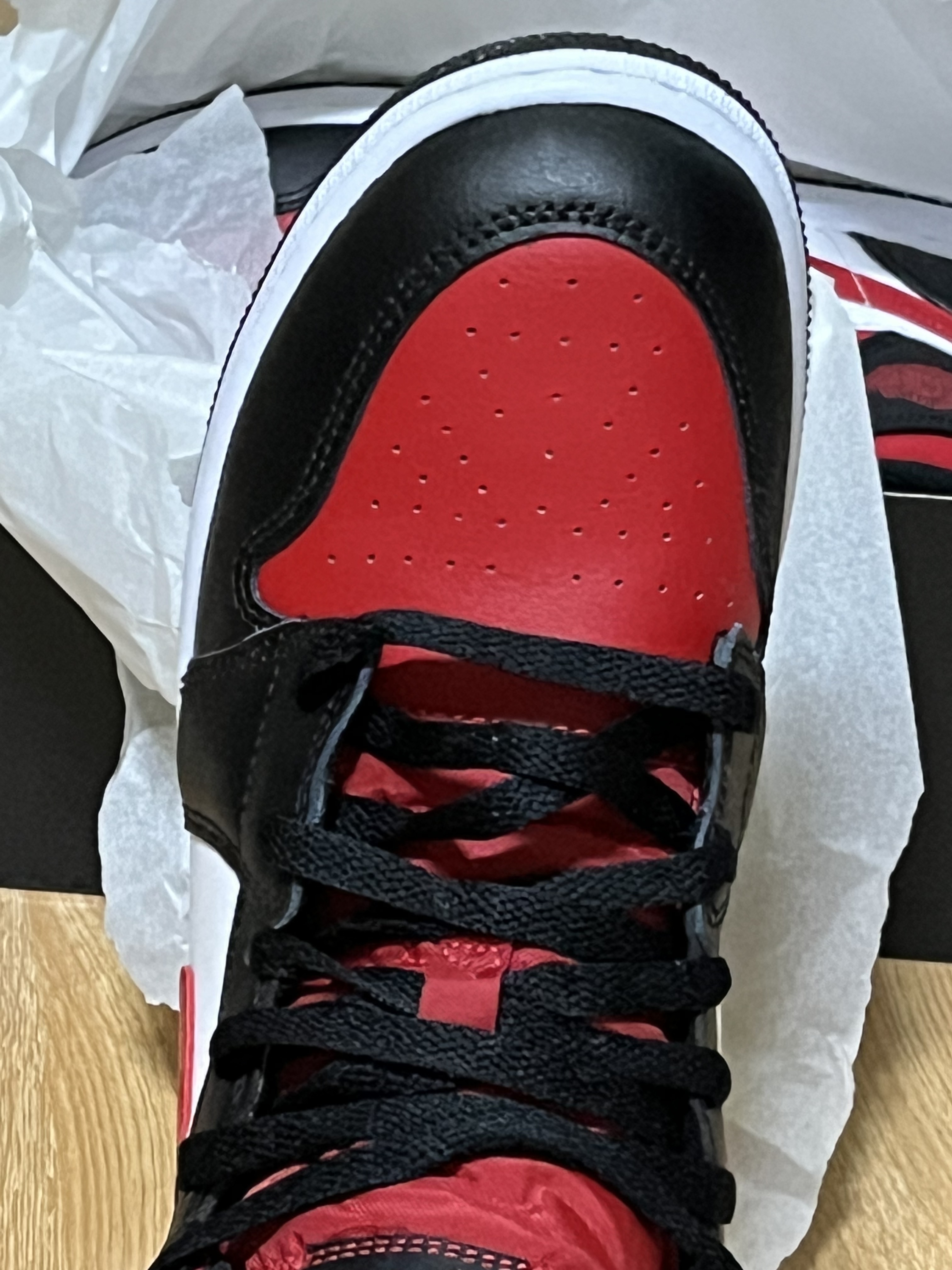 (GS) Jordan 1 Mid Black Fire Red 착용 스타일 - 3