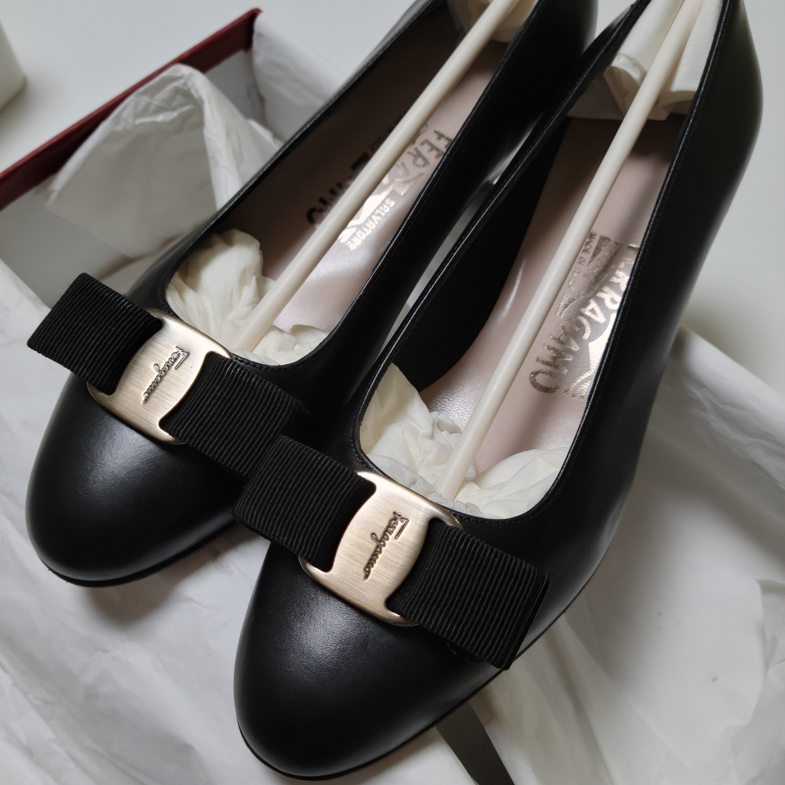 (W) Ferragamo Vara Bow Pump Shoe Black - D 착용 스타일 - 2