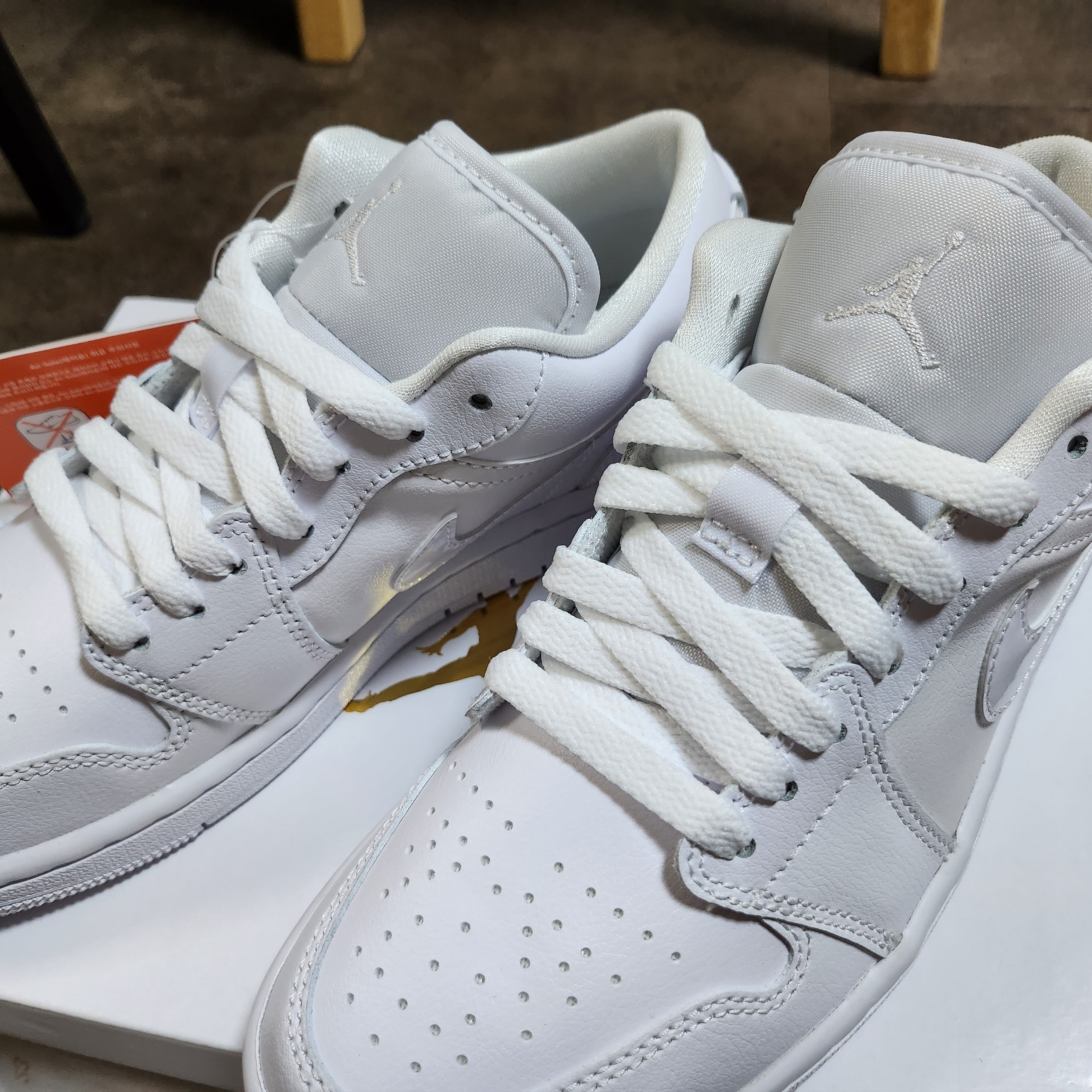 (W) Jordan 1 Low Triple White 2022 착용 스타일 - 2